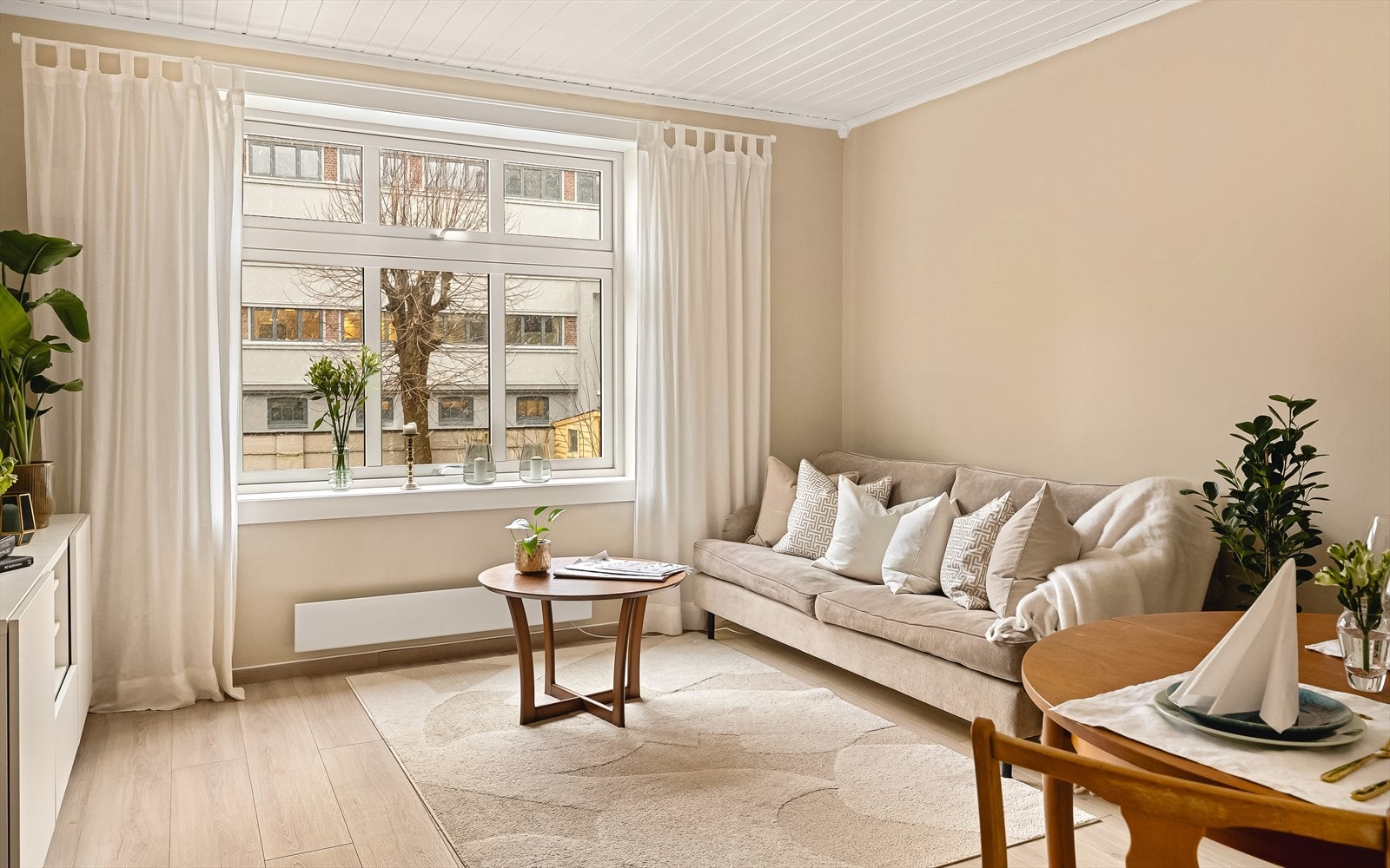 De store vindusflatene sikrer godt med naturlig lys. Galleribilde