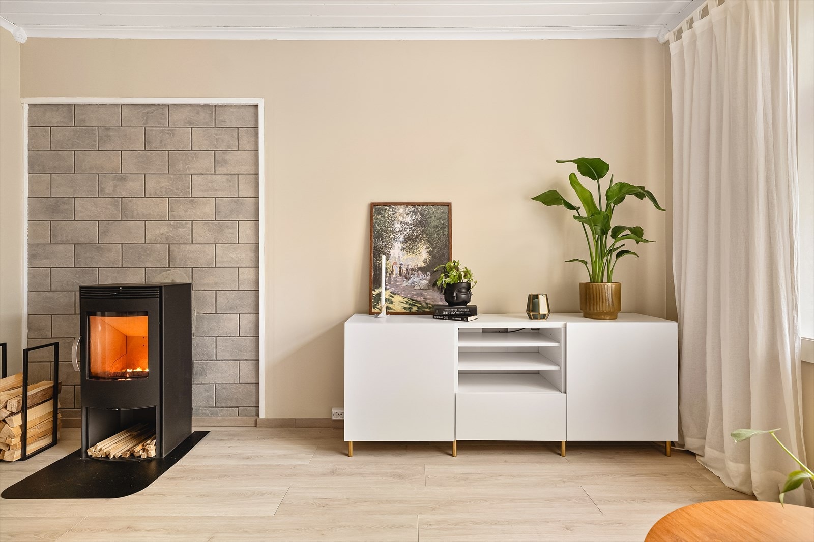 Praktisk med vedovn som gir god varme på de kaldeste dagene! Galleribilde