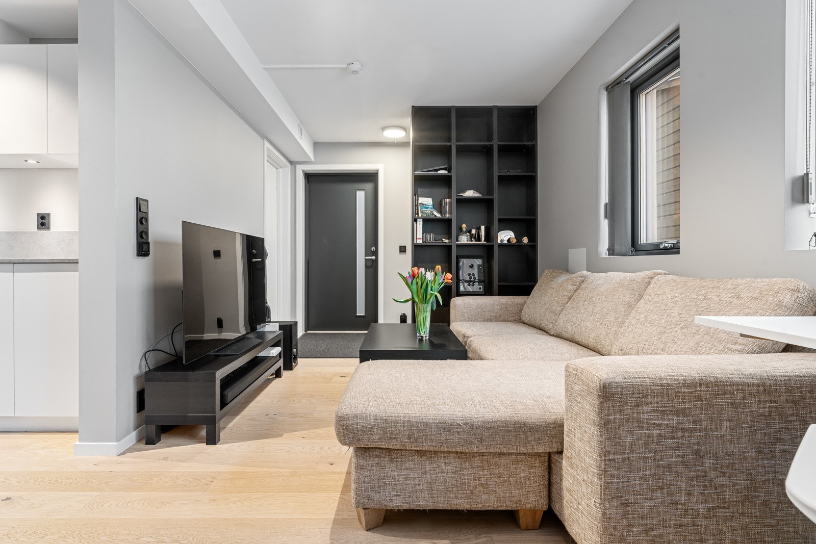 I underetasjen finner du en meget attraktiv 2-roms utleiedel med egen inngang og flott utsikt. Galleribilde