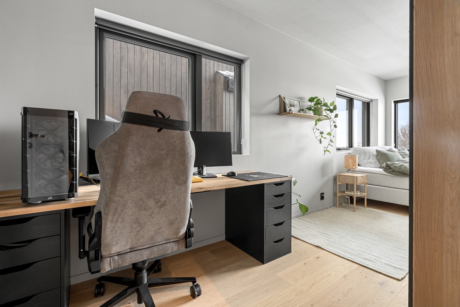 Soverommet er av god størrelse med plass til hjemmekontor. Galleribilde