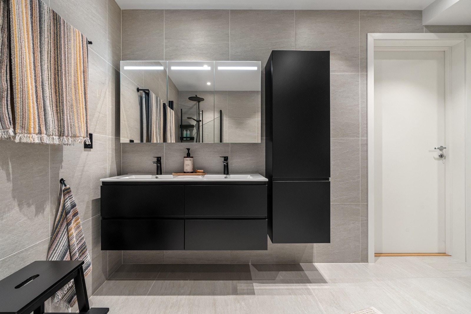 Rikelig med plass i innredning og ekstra lagring i høyskap. Galleribilde