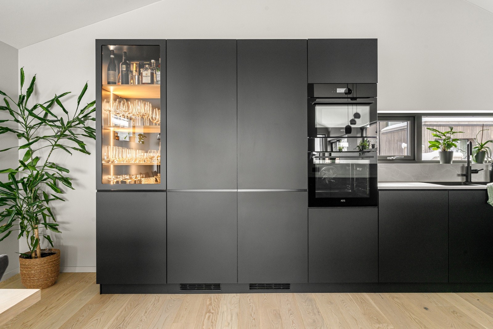 Rikelig med lagringsplass i høyskap og integrert vitrineskap for glass. Galleribilde