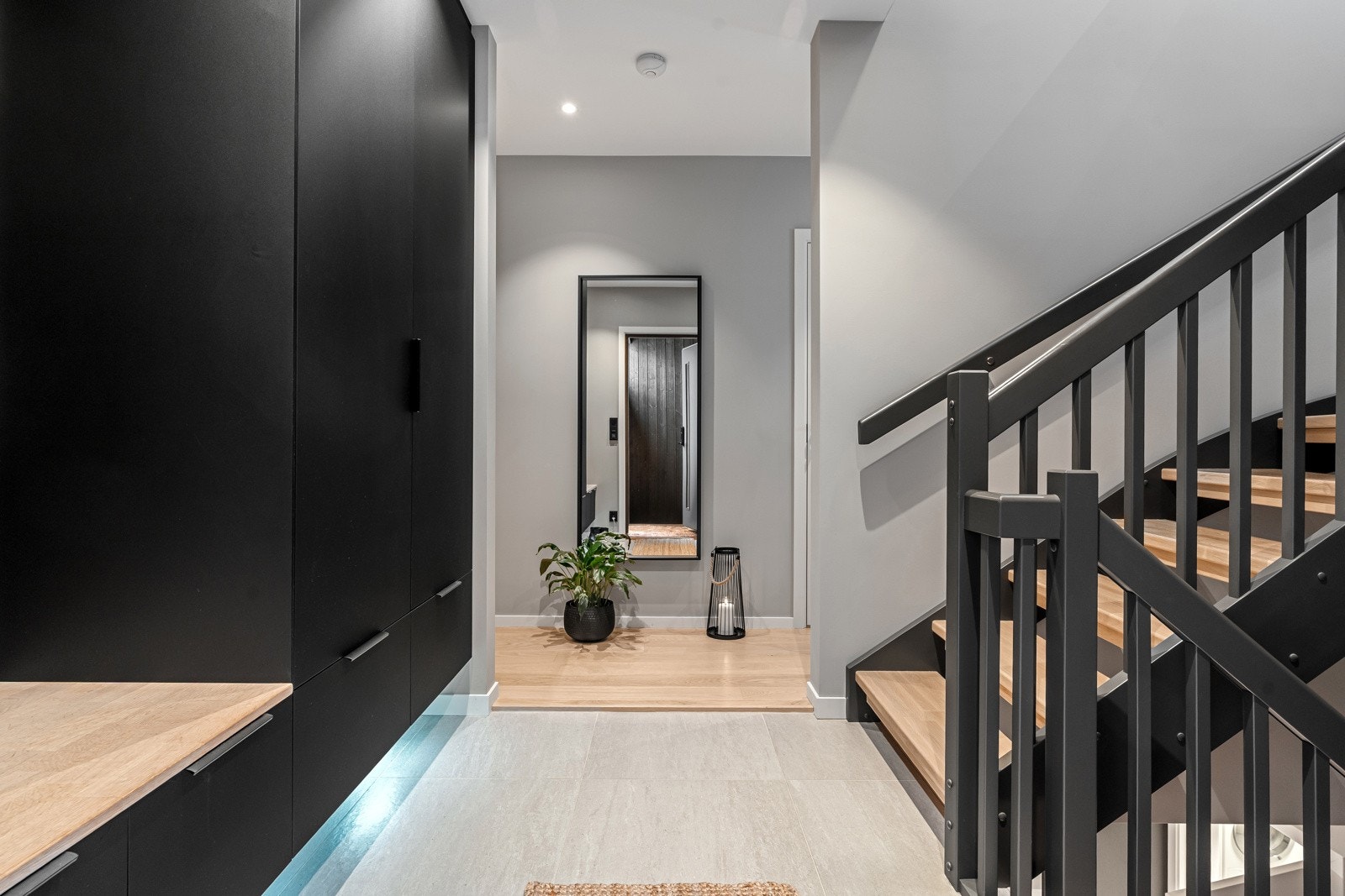 Velkommen inn til flislagt entré. Galleribilde