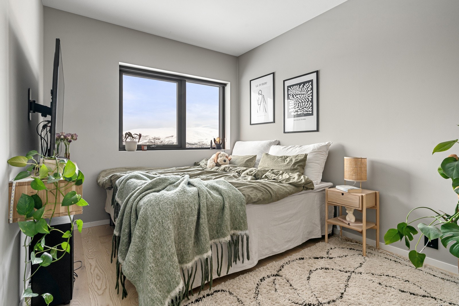 Fire soverom er samlet på ett plan, noe som gir en praktisk og familievennlig løsning. Galleribilde