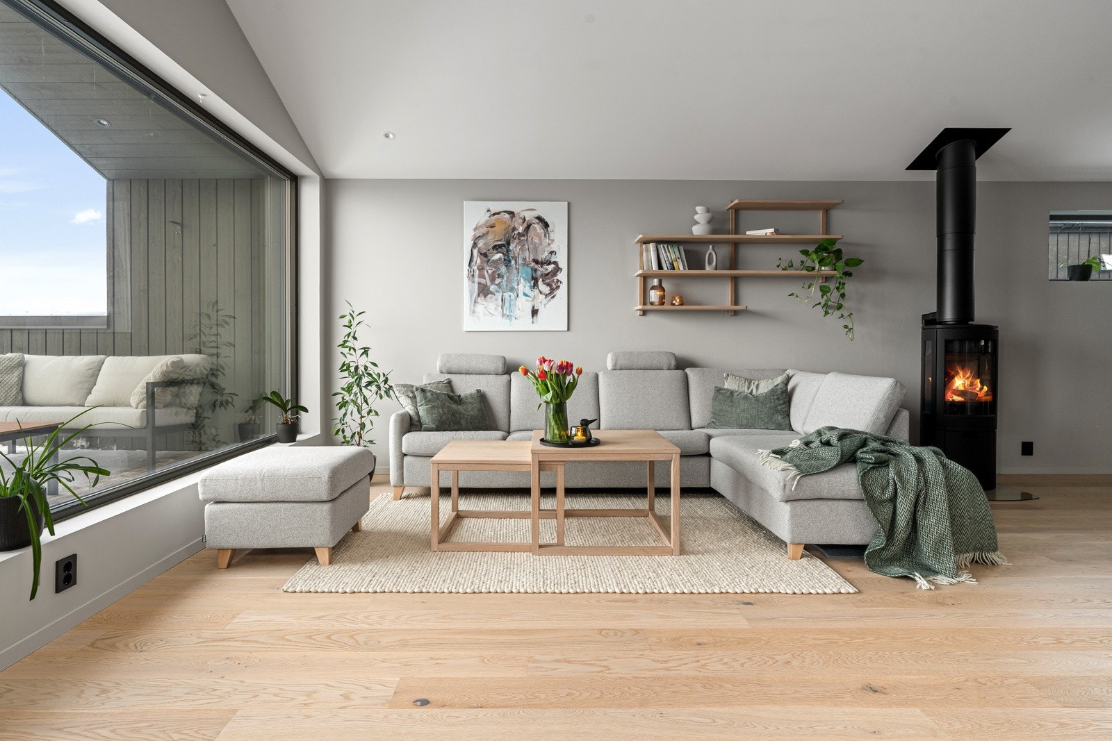 Lys og moderne stue med god takhøyde. Galleribilde