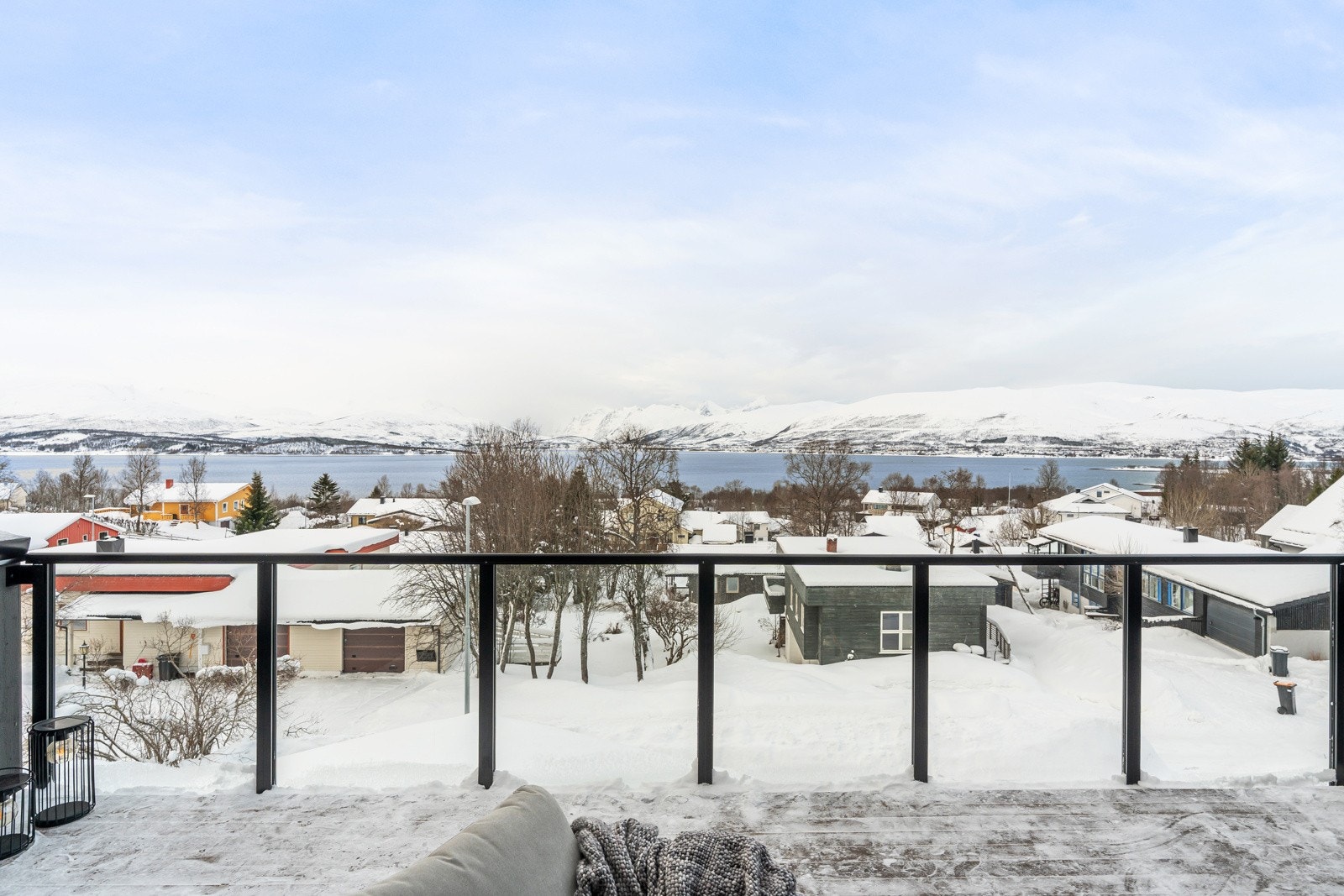 Vestvendt veranda med delvis takoverbygg og panoramautsikt over Ersfjordtraseen. Galleribilde