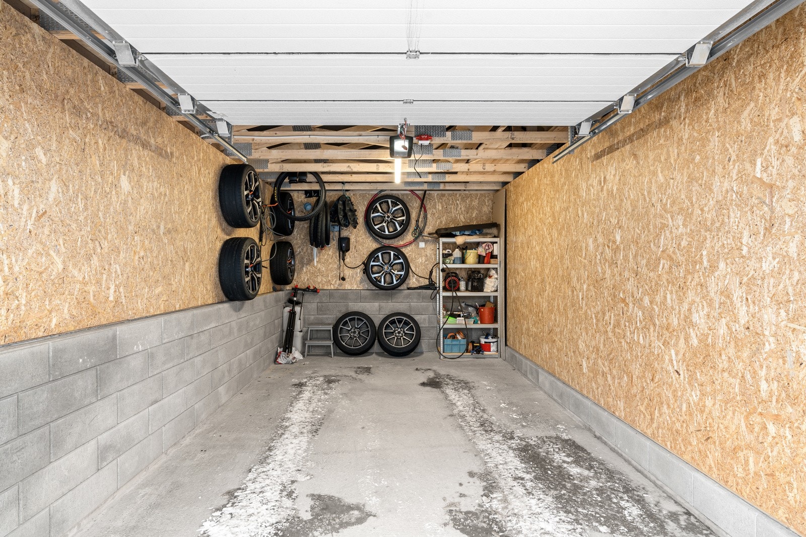Garasje med oppbevaringsplass. Galleribilde