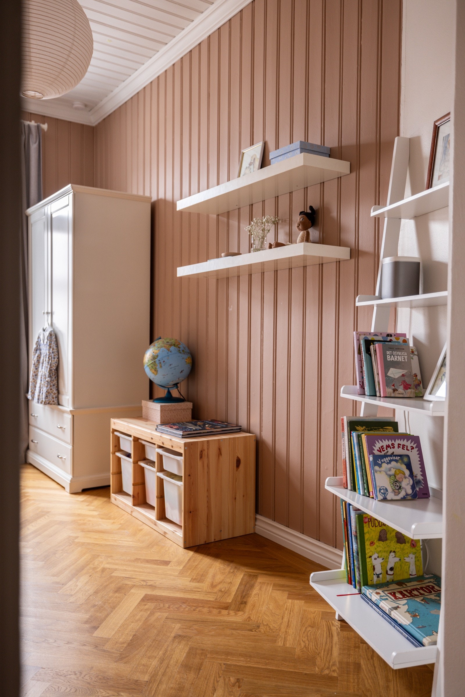 Her har du plass til både seng, garderobeskap og øvrig møblement. Galleribilde