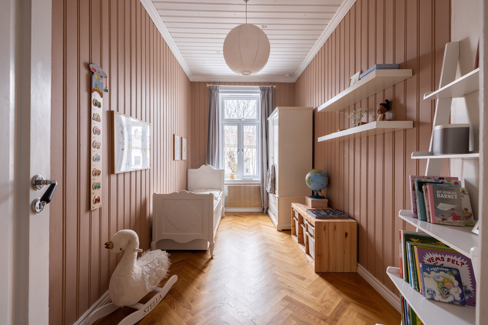 Soverom 2 er romslig og ligger ut mot stille bakgård. Galleribilde