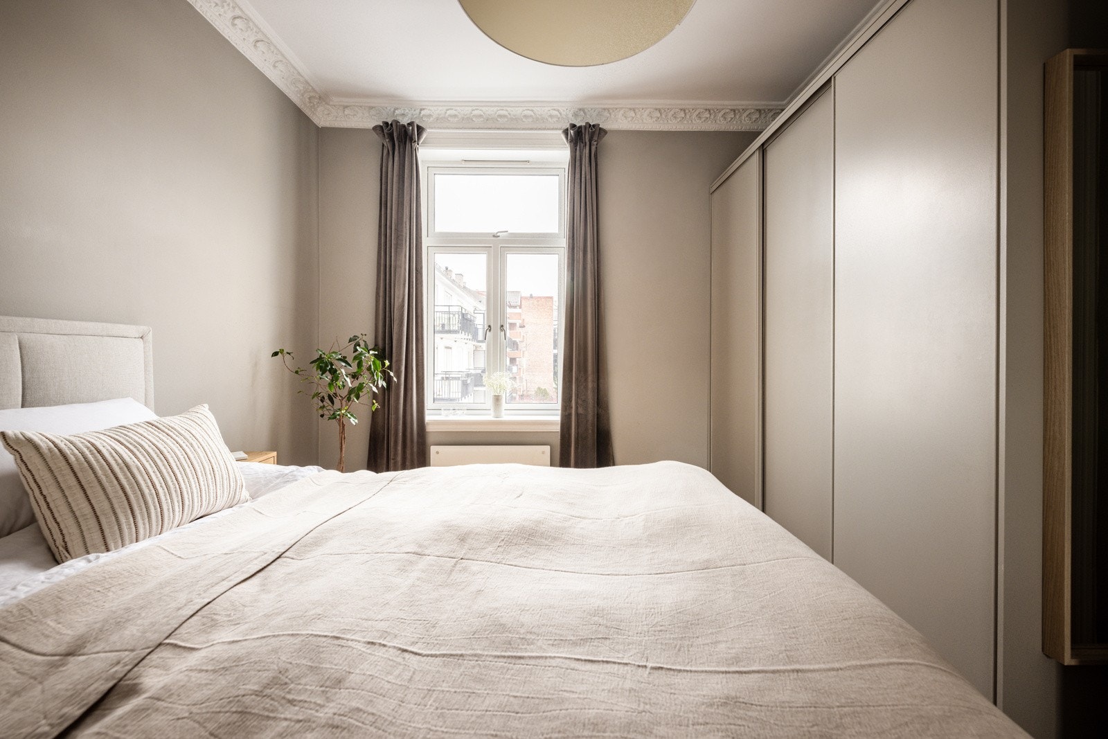 Her har du godt med skapplass i to store garderobeskap. Galleribilde