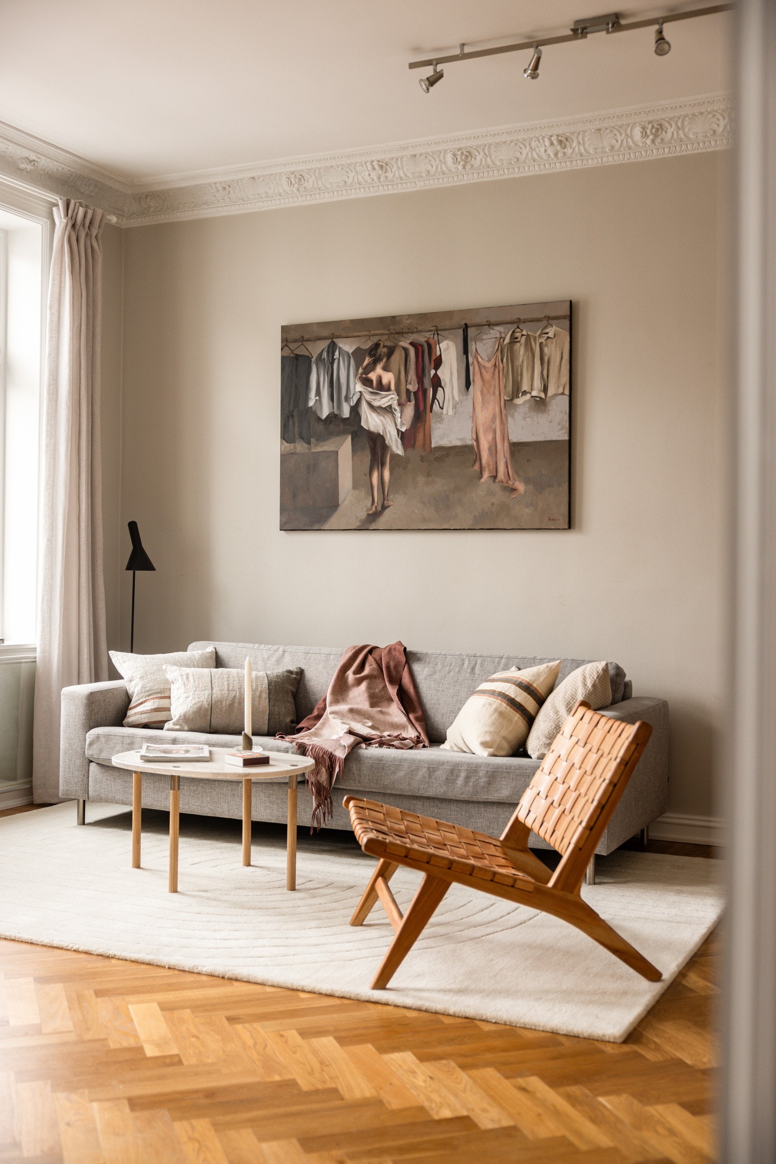 Du får takhøyde på 2,9 meter, store vinduer, stukkatur og rosett i store deler av leiligheten. Galleribilde