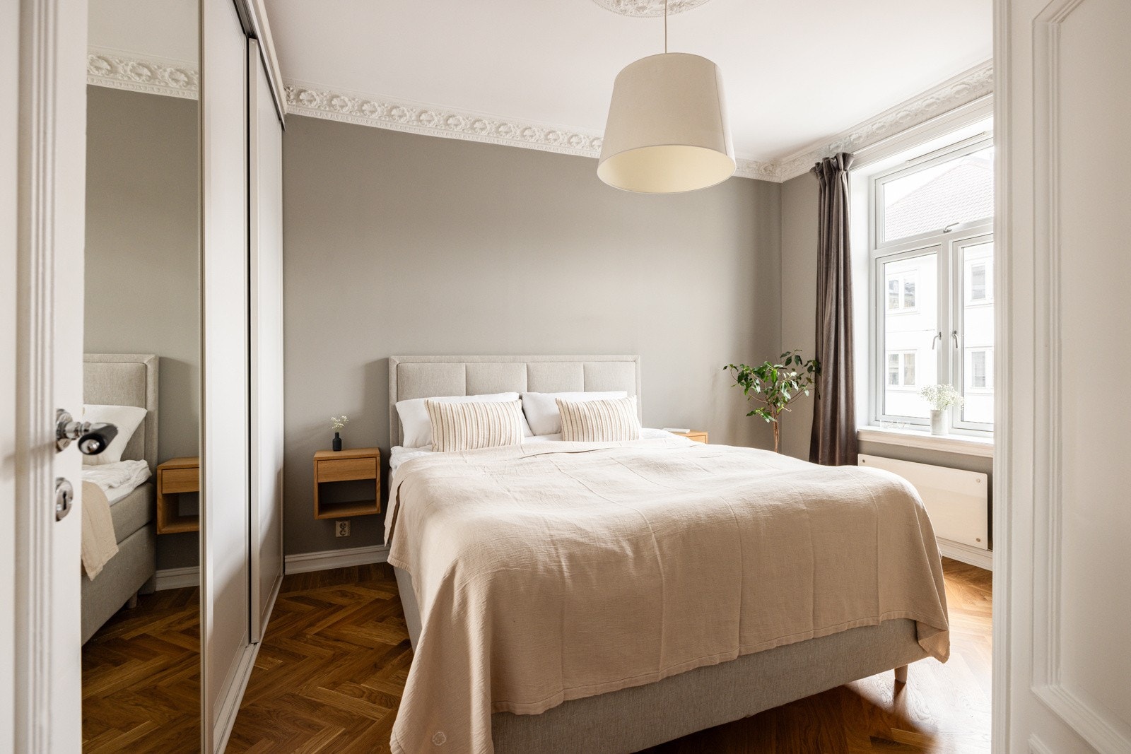 Hovedsoverom med herskapelig preg og med god plass til dobbeltseng. Galleribilde