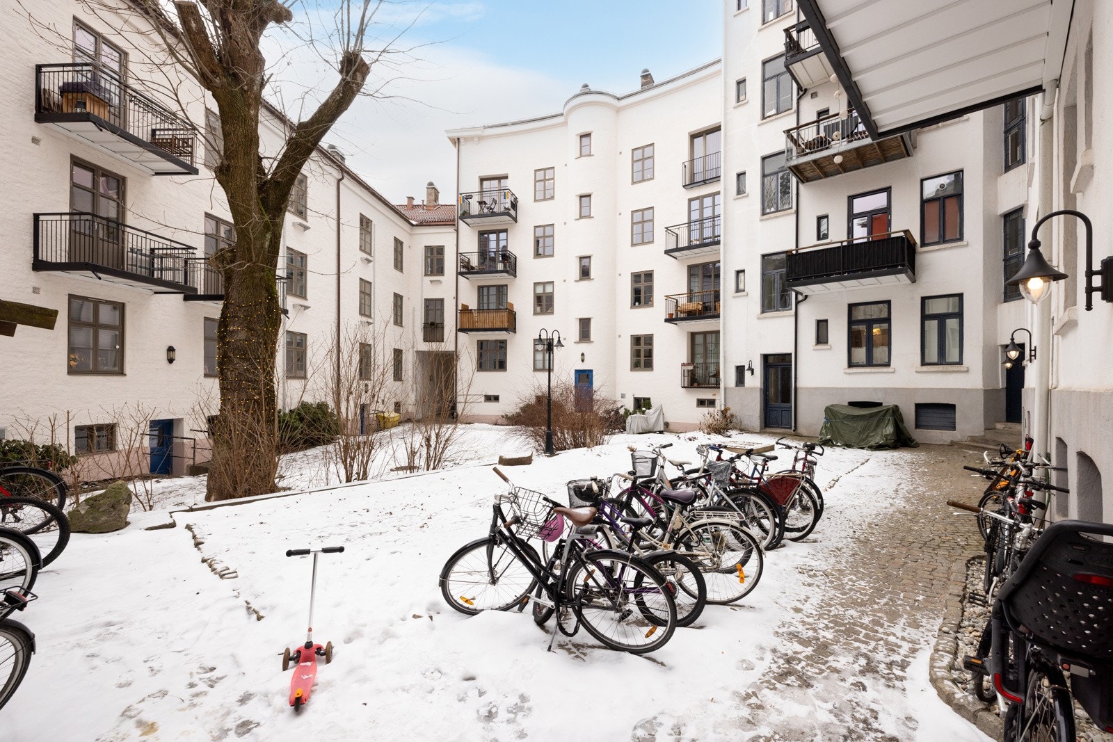 Sameiets bakgård er pent opparbeidet med plan og beplantning, samt sykkelparkering. Galleribilde