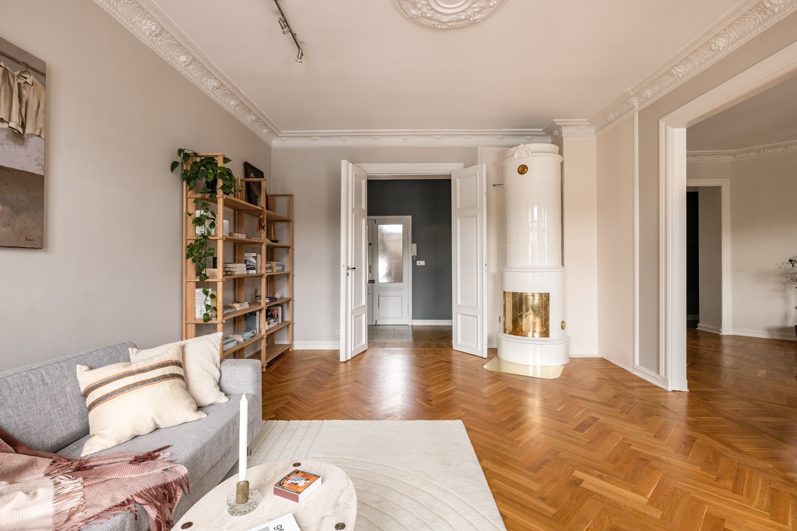 Alle overflater er svært delikate og malt i tidsmessige farger(2021). Galleribilde