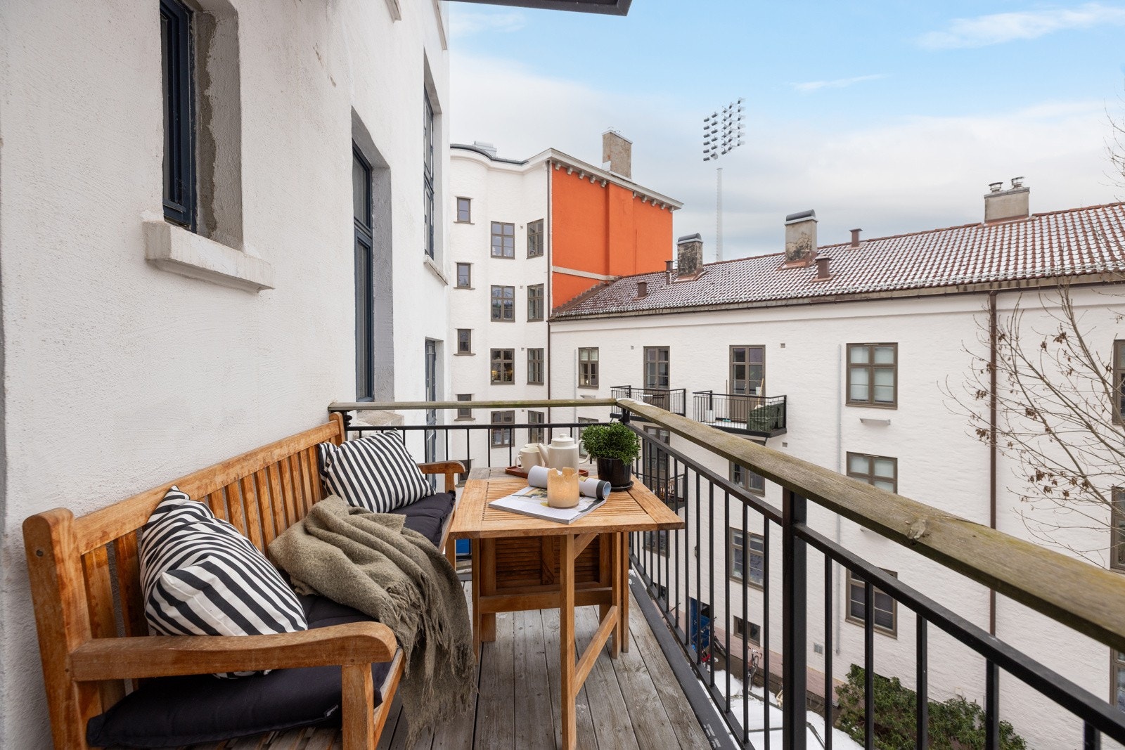 En gjennomgående 5-roms i 3. etasje med balkong på begge sider. Galleribilde