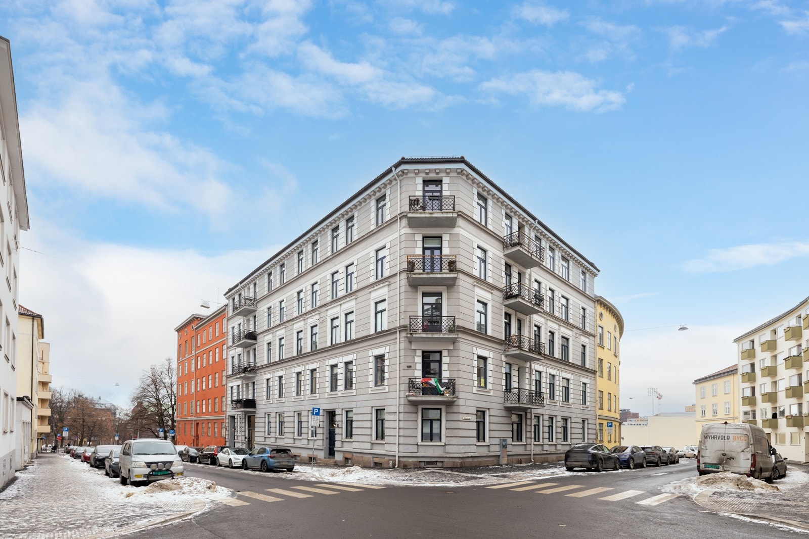 Leiligheten ligger i en ærverdig gård fra 1905 med en sentral og attraktiv beliggenhet på St. Hanshaugen. Galleribilde