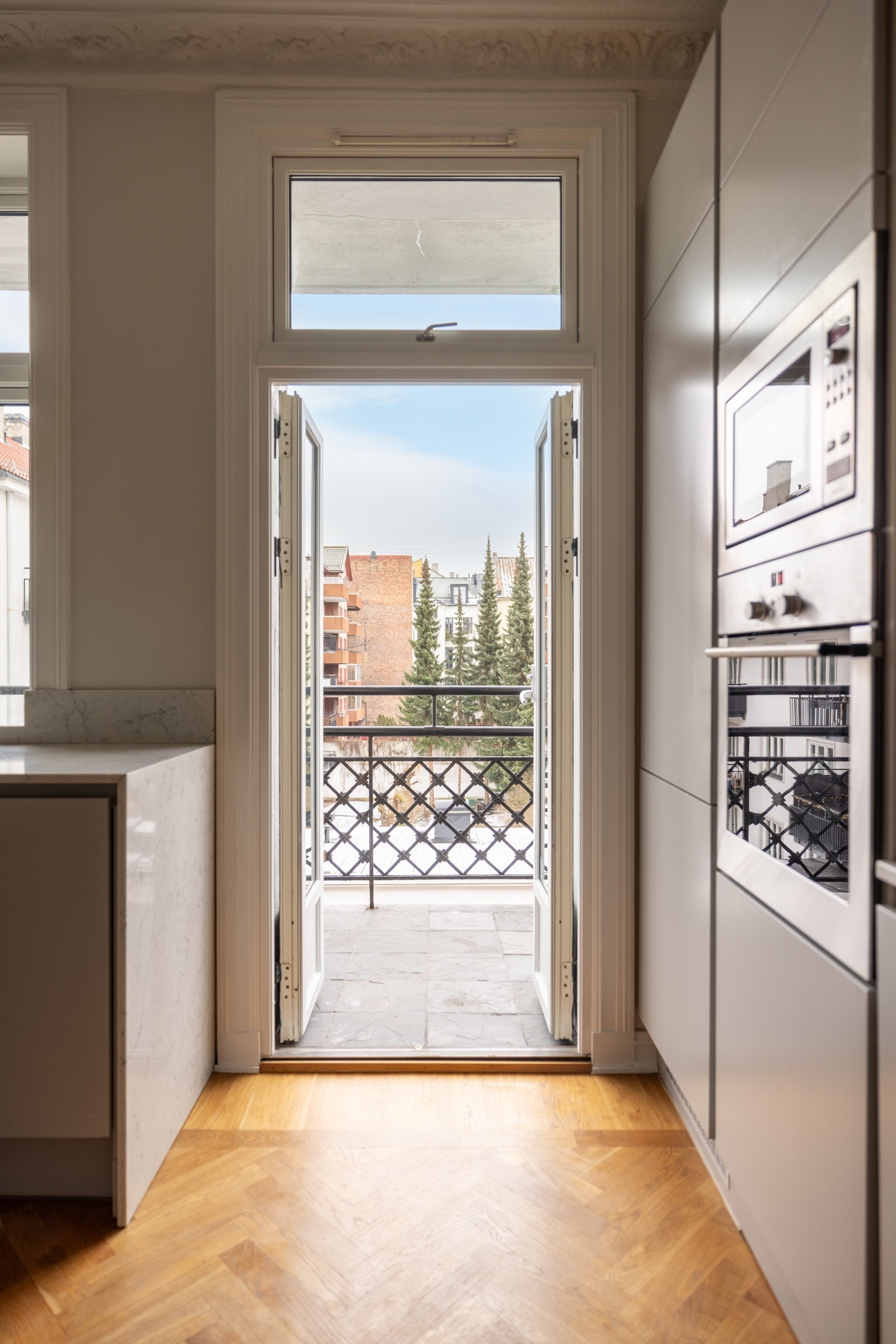 Fra kjøkkenet kommer du ut på den første av leilighetens to balkonger. Galleribilde