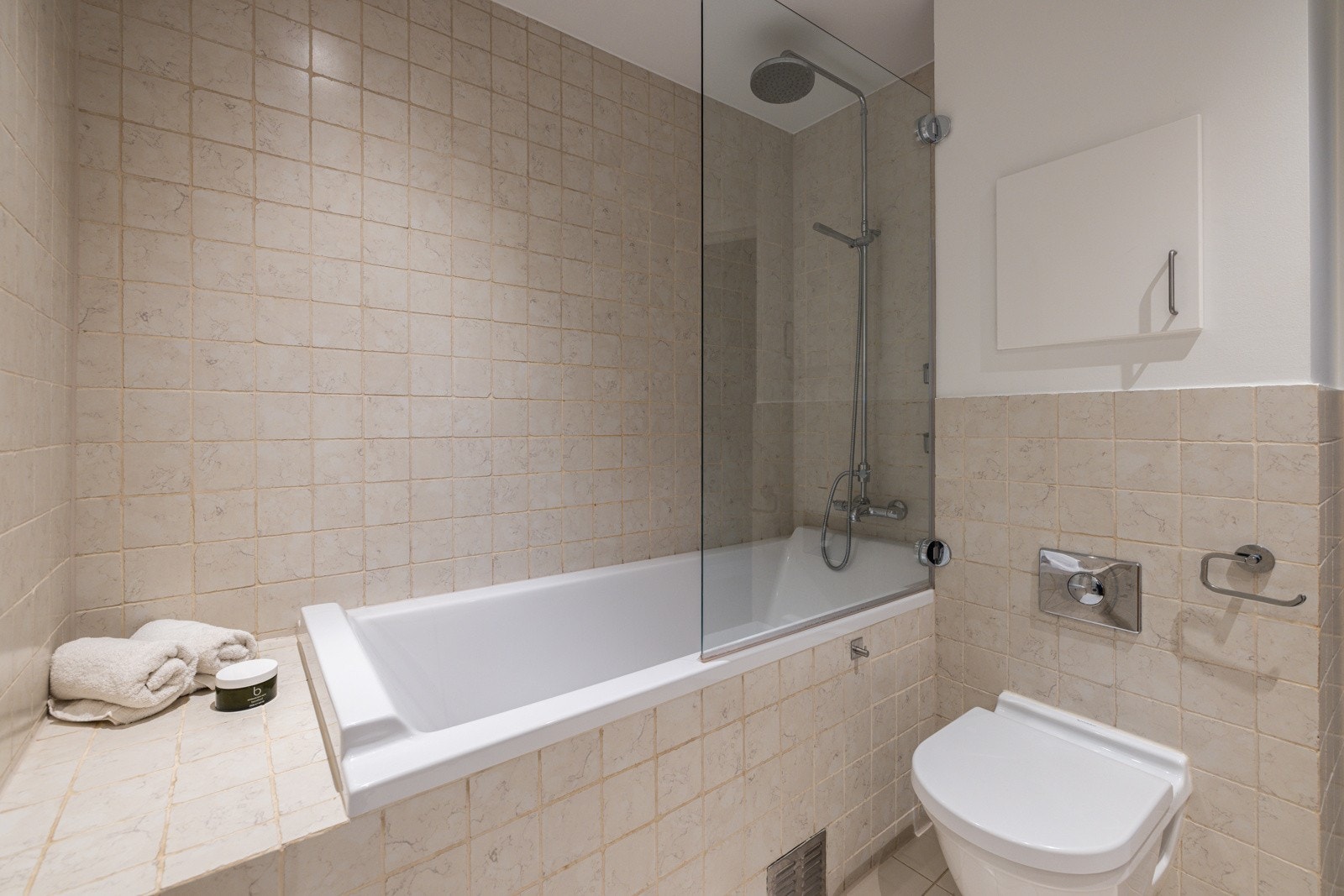 Videre får du badekar med regnfallsdusj og vegghengt wc. Galleribilde