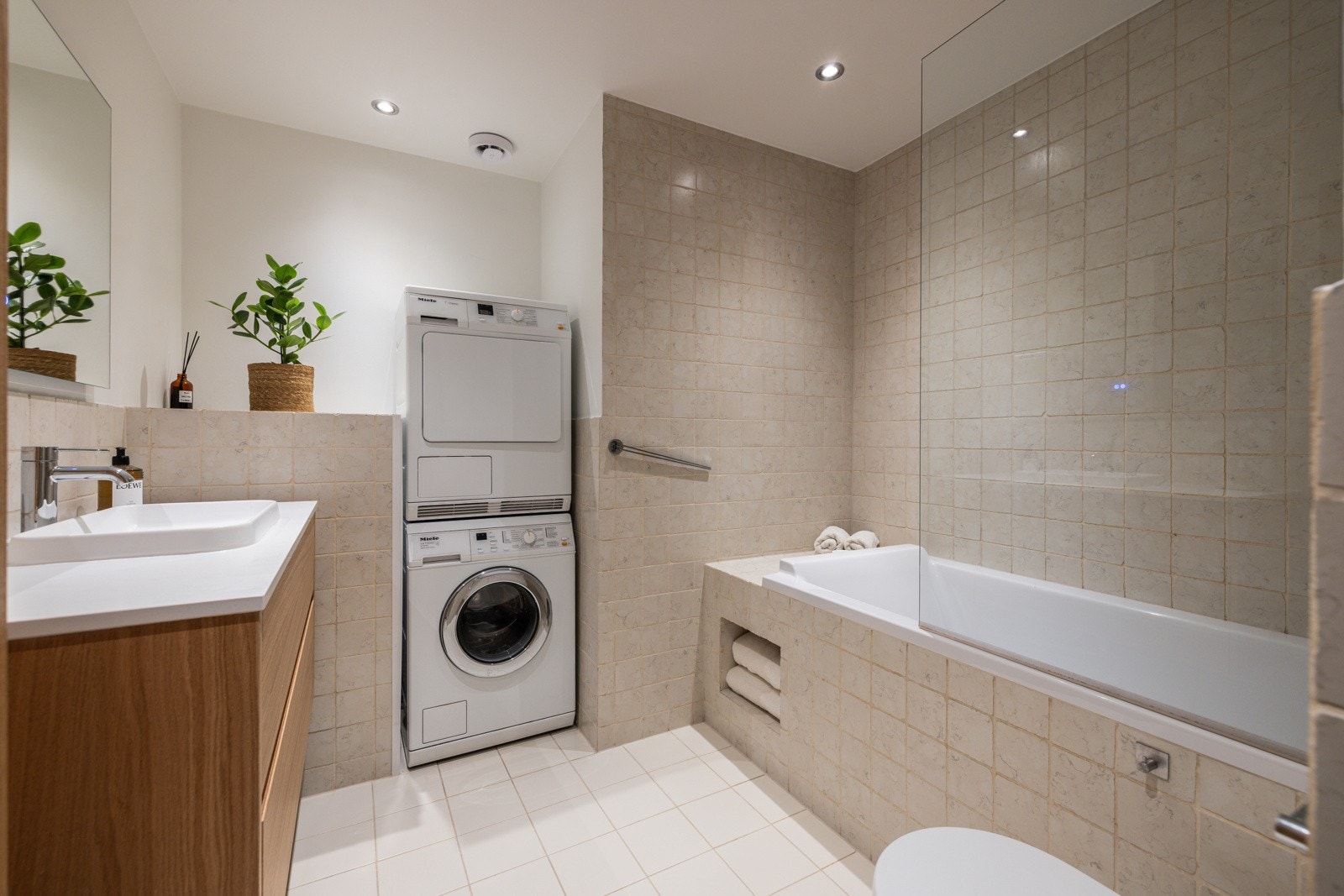 Delikat bad med downlights og varmekabler. Det ble lagt nytt gulv og membran i 2015. Galleribilde