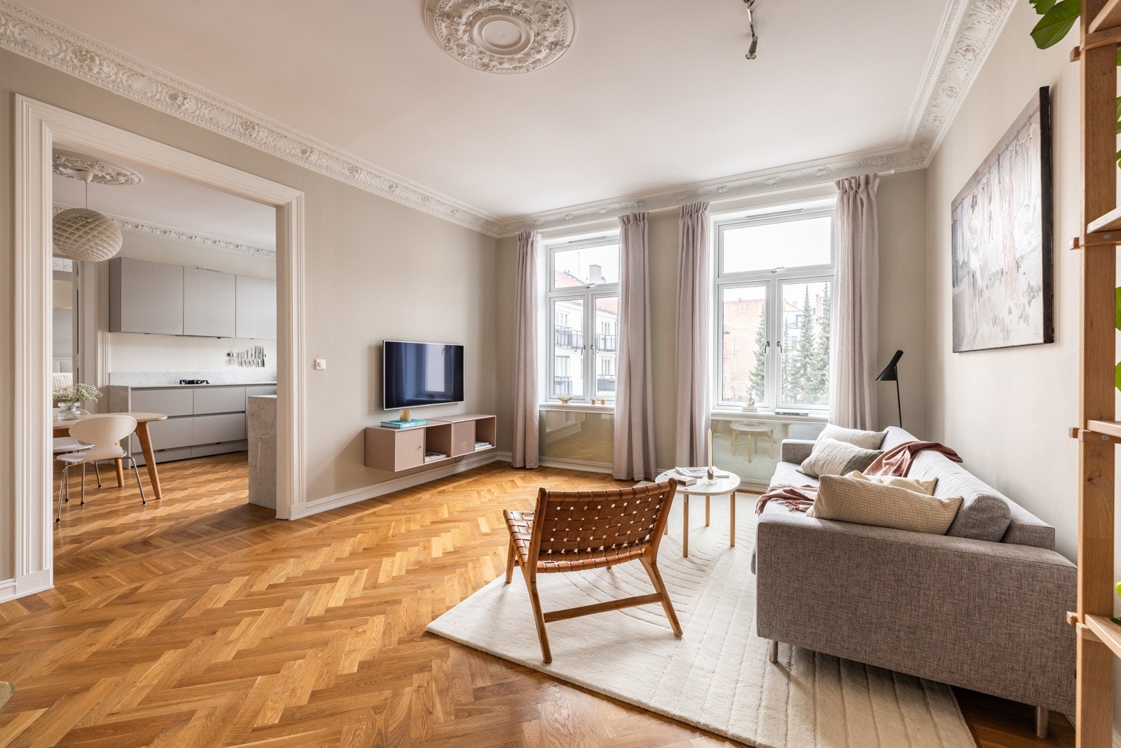 Det første som møter deg er den store og lyse stuen med store vinduer og uten innsyn. Galleribilde