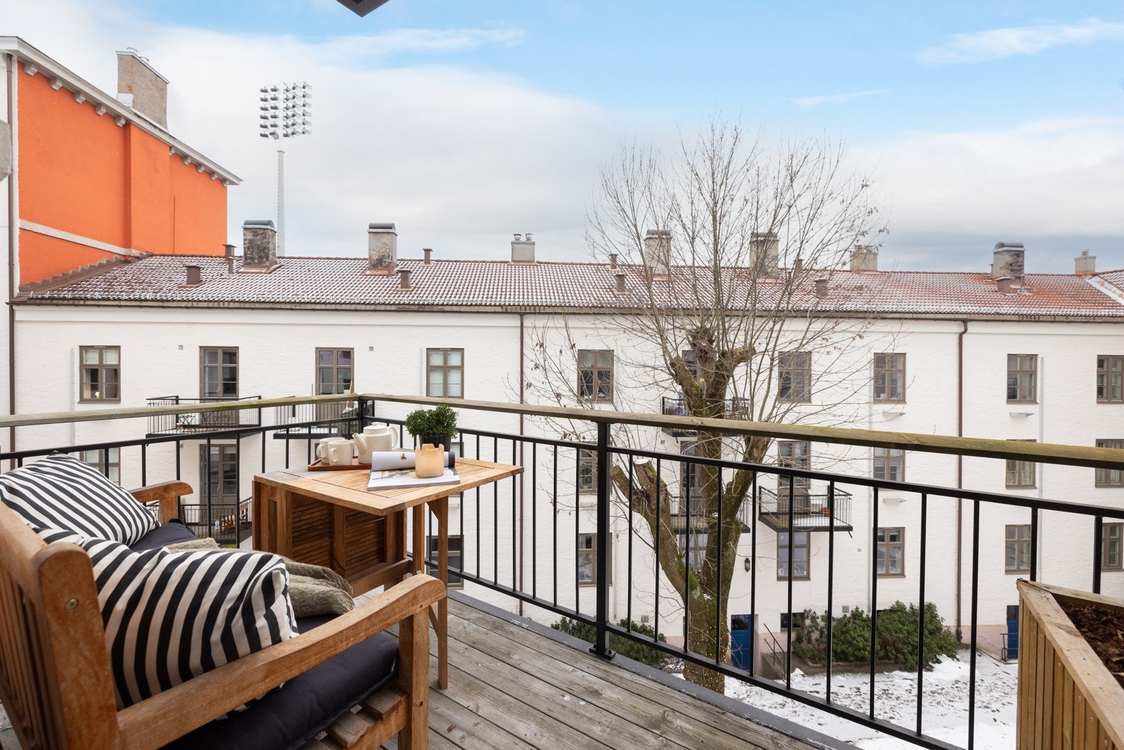 Vestvendt balkong på 4,6 kvm med masse sol - både ettermiddag og kveld. Galleribilde