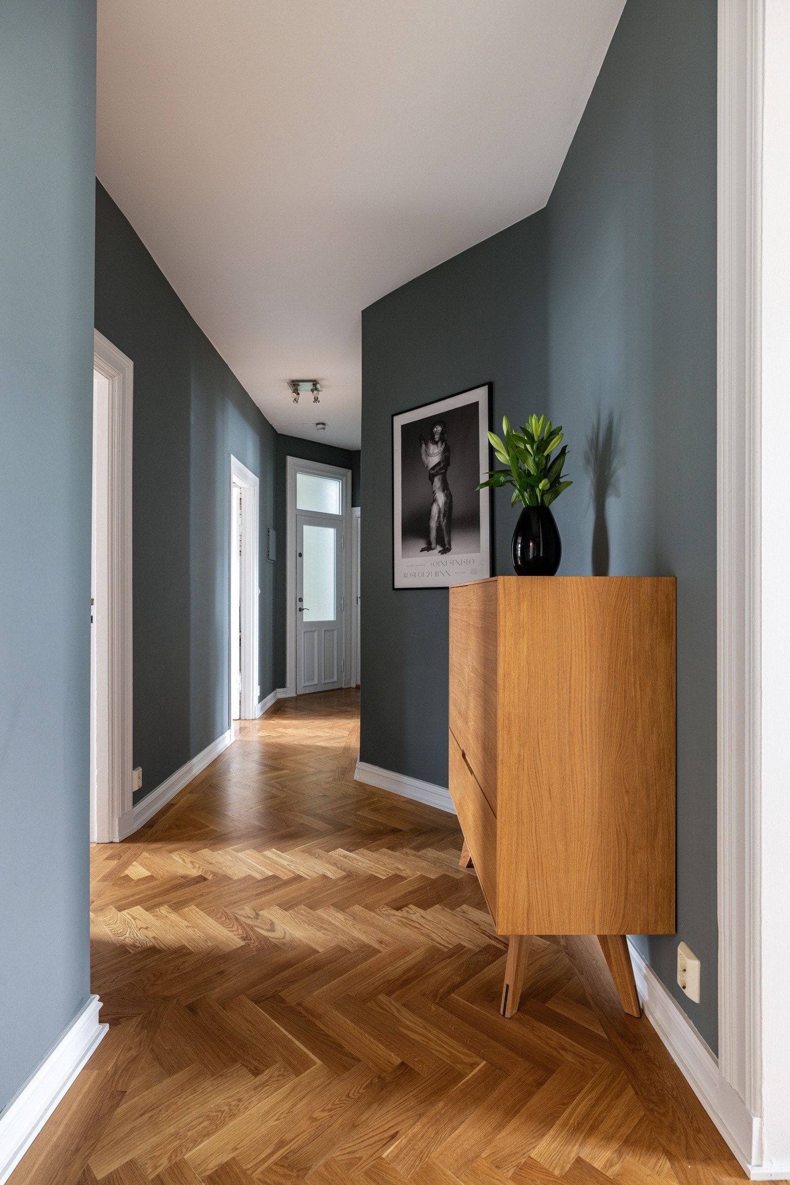 Stor og representativ entré med dør også mot baktrapp. Galleribilde