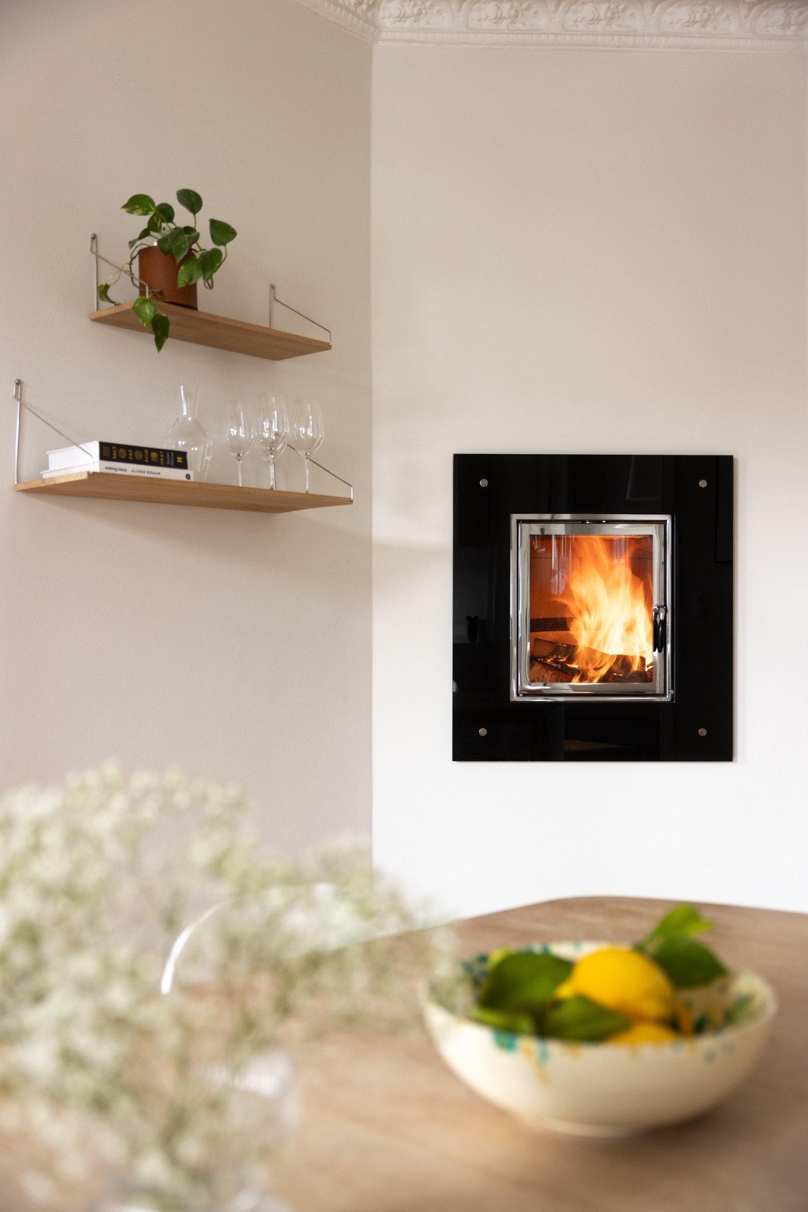 I dette rommet får du også en moderne peis. Galleribilde