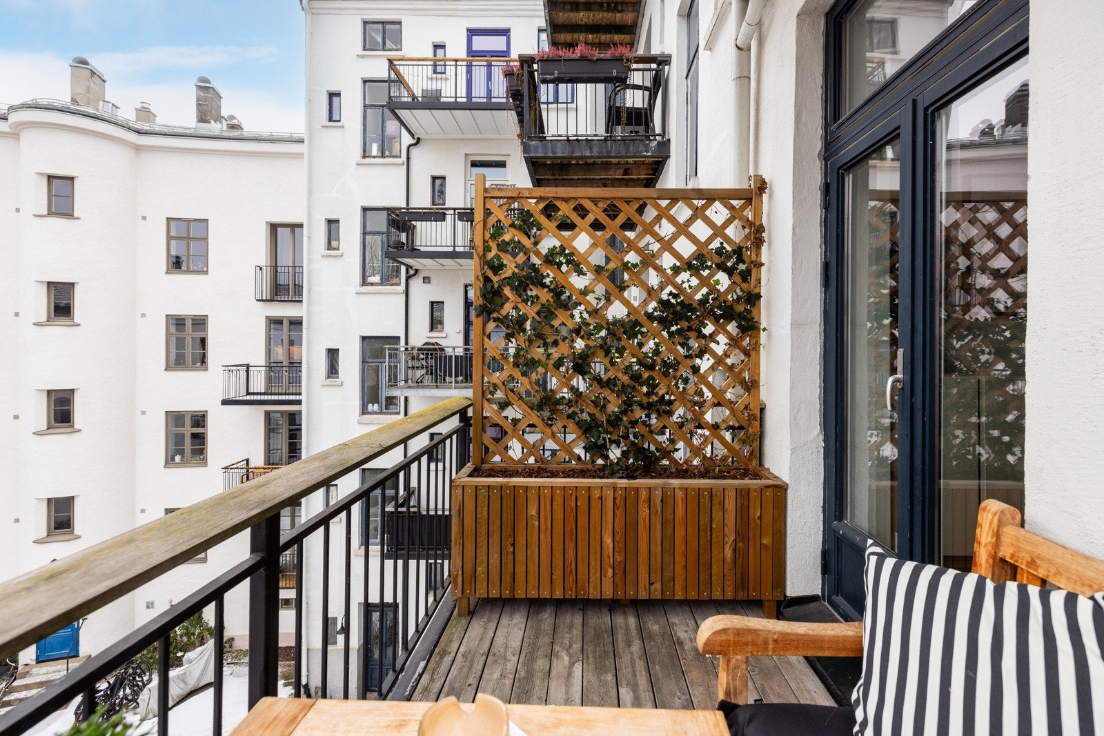 Balkongen ligger fint ut mot indre bakgård og den har en fin plantevegg mot naboen. Galleribilde