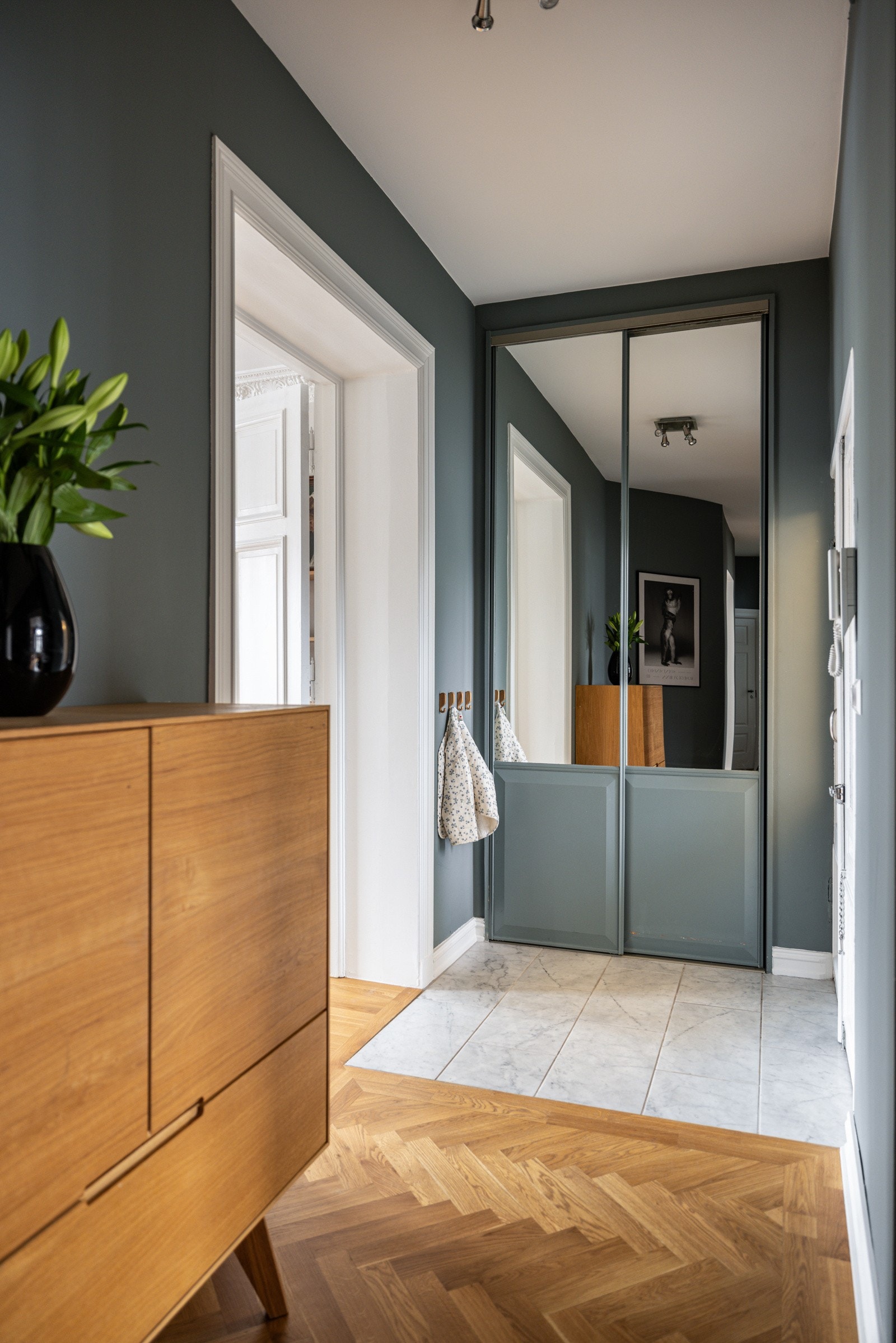 I første delen av entréen er det lagt fliser i carrera marmor med varmekabler og du får en romslig garderobe. Galleribilde