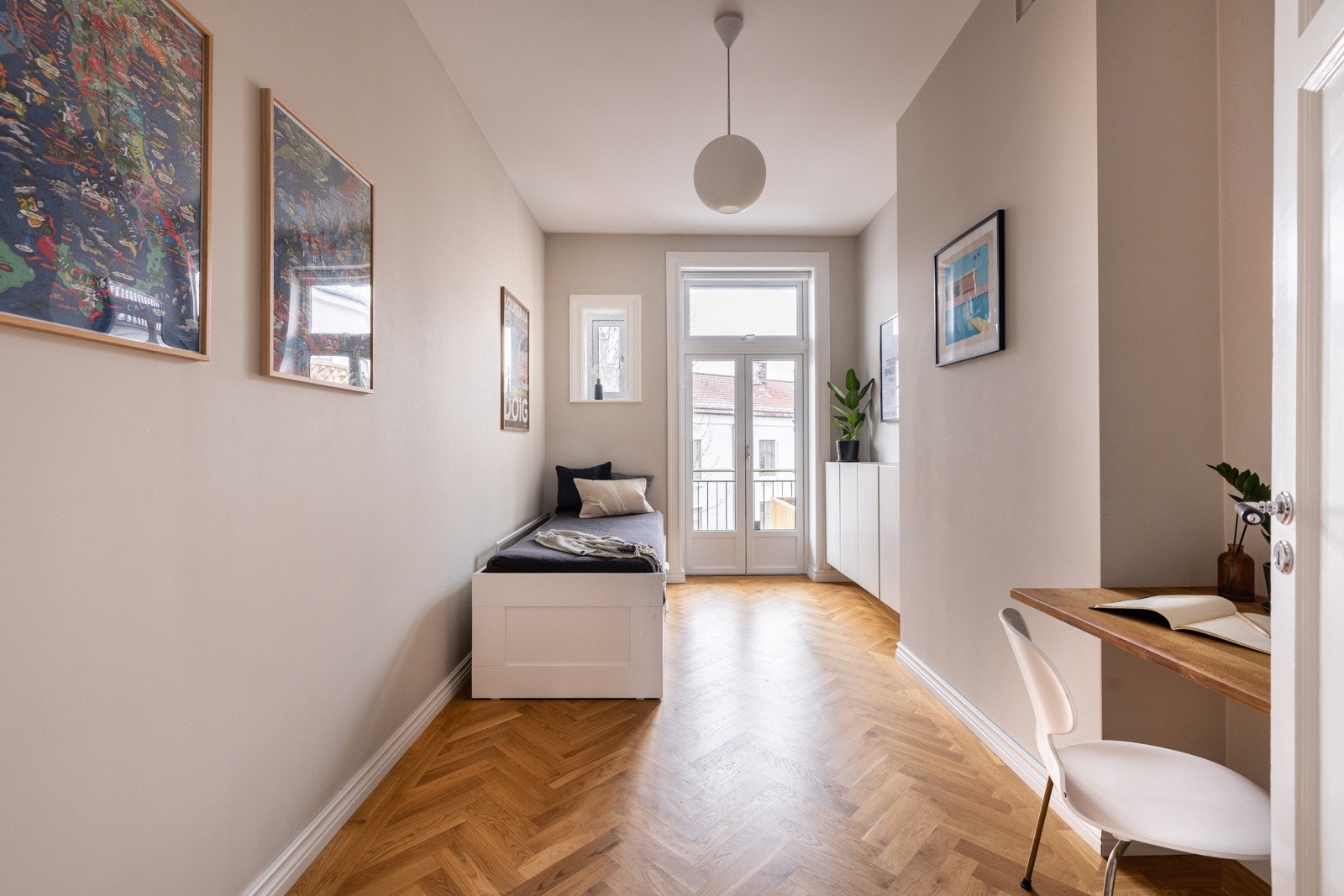 Soverom 3 er romslig og ligger også ut mot bakgården. Galleribilde