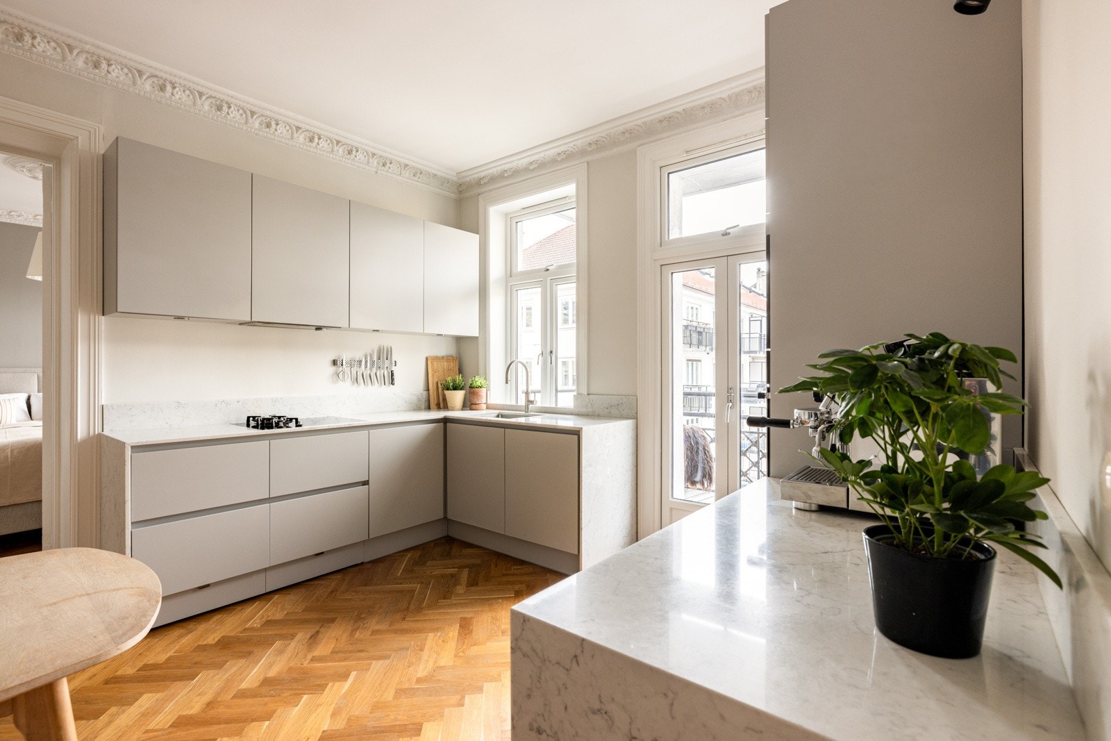 Kjøkkenet har en god utforming der du får godt med både skap- og benkeplass. Galleribilde