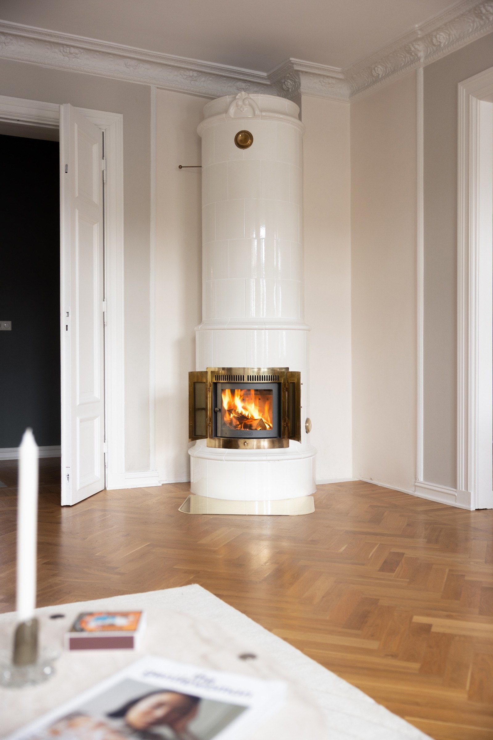 Den nydelige svenskeovn i stuen er leilighetens smykke og gir svært god varme på vinterstid. Galleribilde