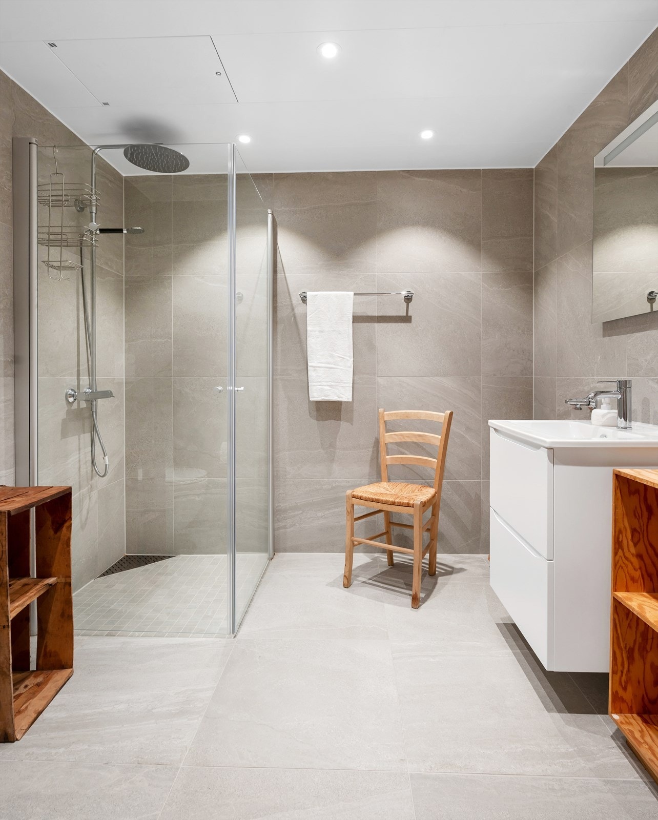 Badet har moderne og praktiske innredninger og opplegg for vaskemaskin. Galleribilde