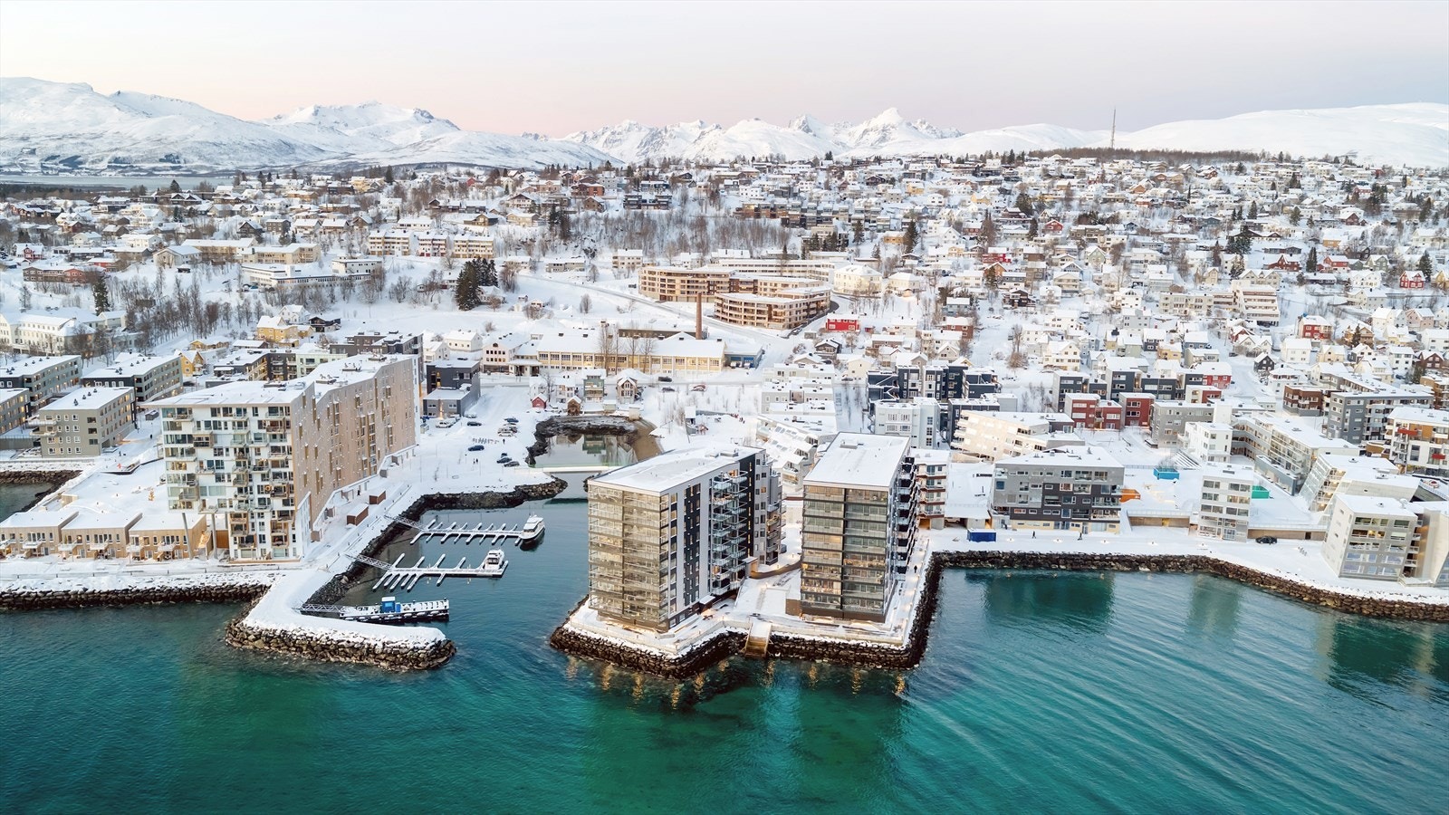 Boligen er del av sameiet 212 - ESS Nyholmen, et nyetablert sameie med flotte fellesarealer og lave felleskostnader (2 011,-/mnd)! Galleribilde