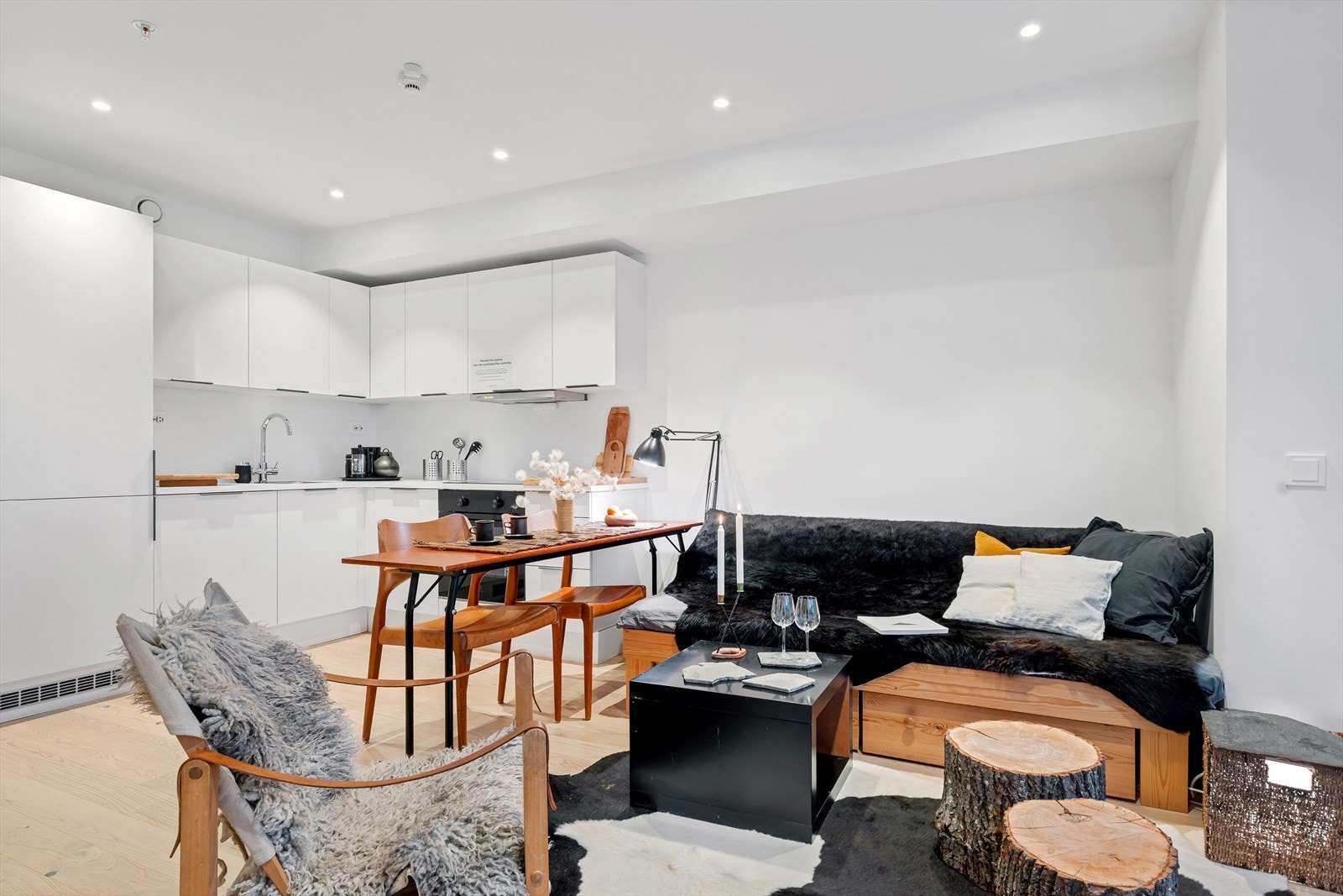 Åpen stue/kjøkken-løsning, som sikrer en sosial og trivelig atmosfære i boligen Galleribilde