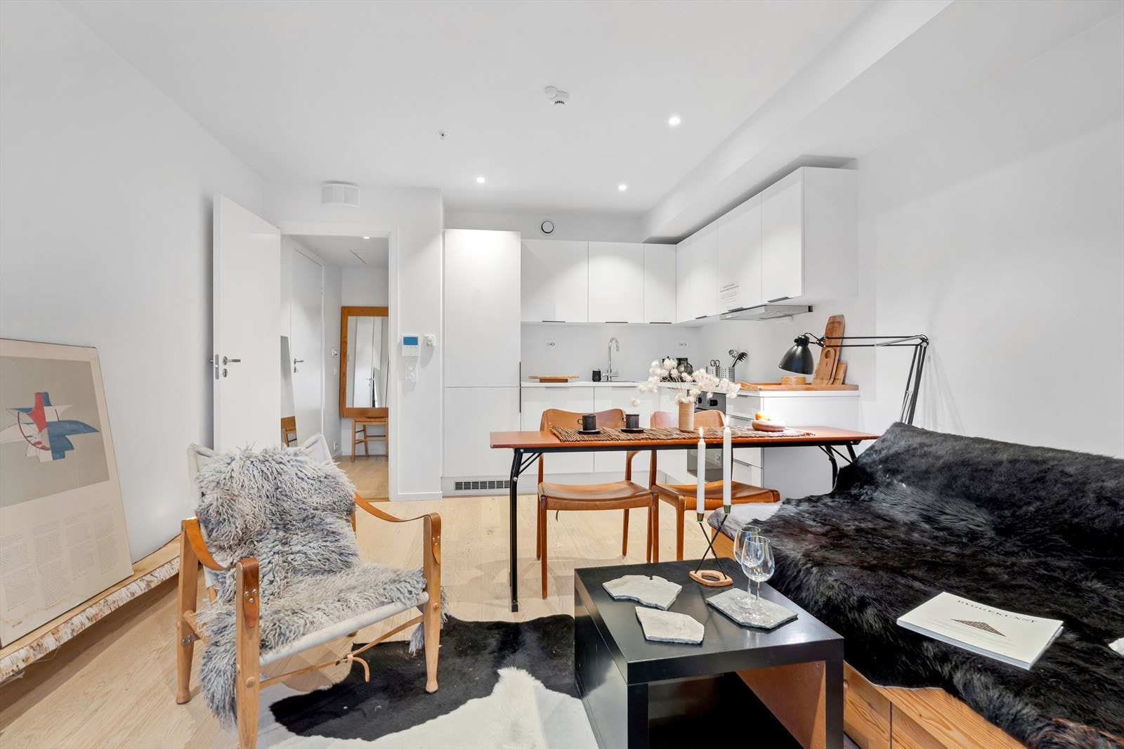 Gode møbleringsmuligheter, med plass til både sitte- og spisegruppe. Galleribilde