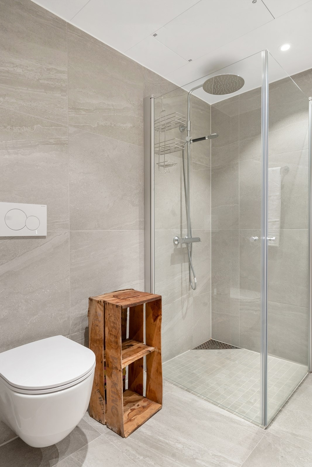 Komplett flislagt bad med storformat-fliser av lekker utførelse. Galleribilde