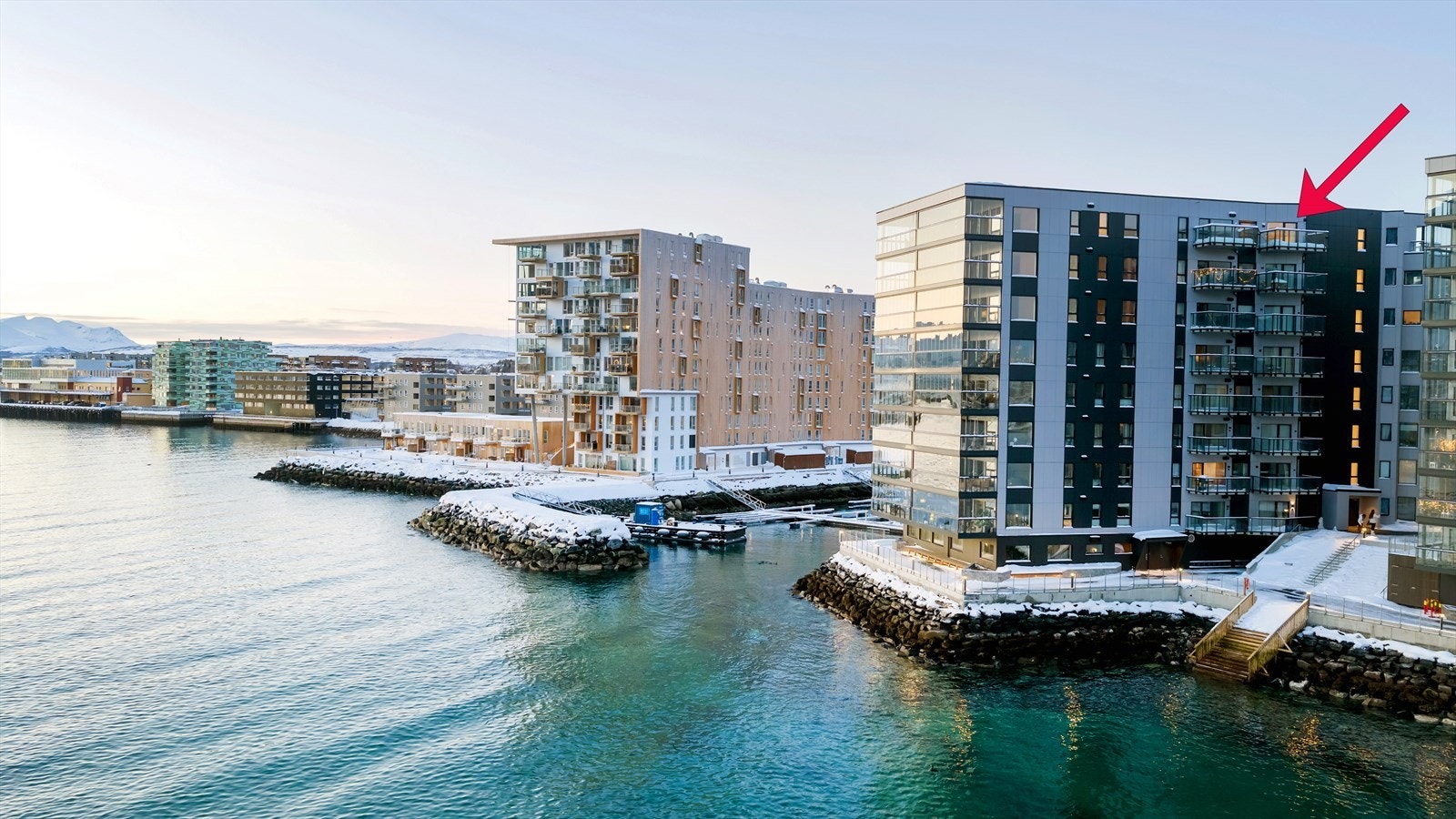 Leiligheten ligger i blokkens toppetasje (8. etasje). Galleribilde
