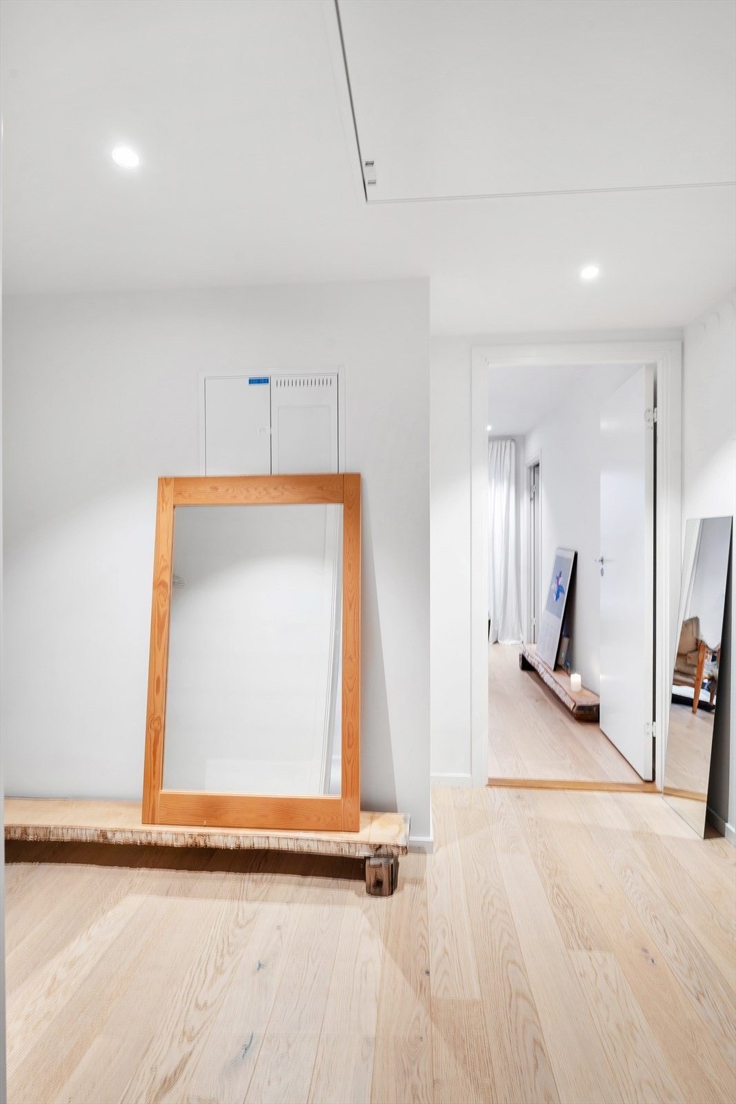 Velkommen inn! Romslig entré med gode garderobemuligheter for oppheng av yttertøy. Galleribilde