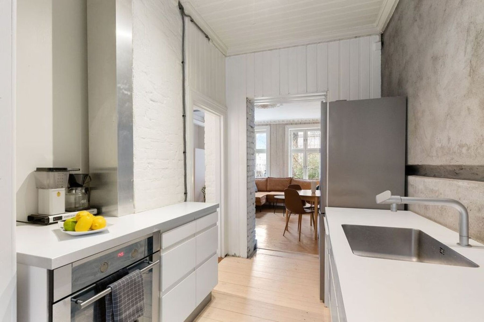 Deilig kjøkken med masse plass til god matlagning. Leiligheten er gjennomgående, noe du nyter godt av på dette koselige kjøkkenet. Galleribilde