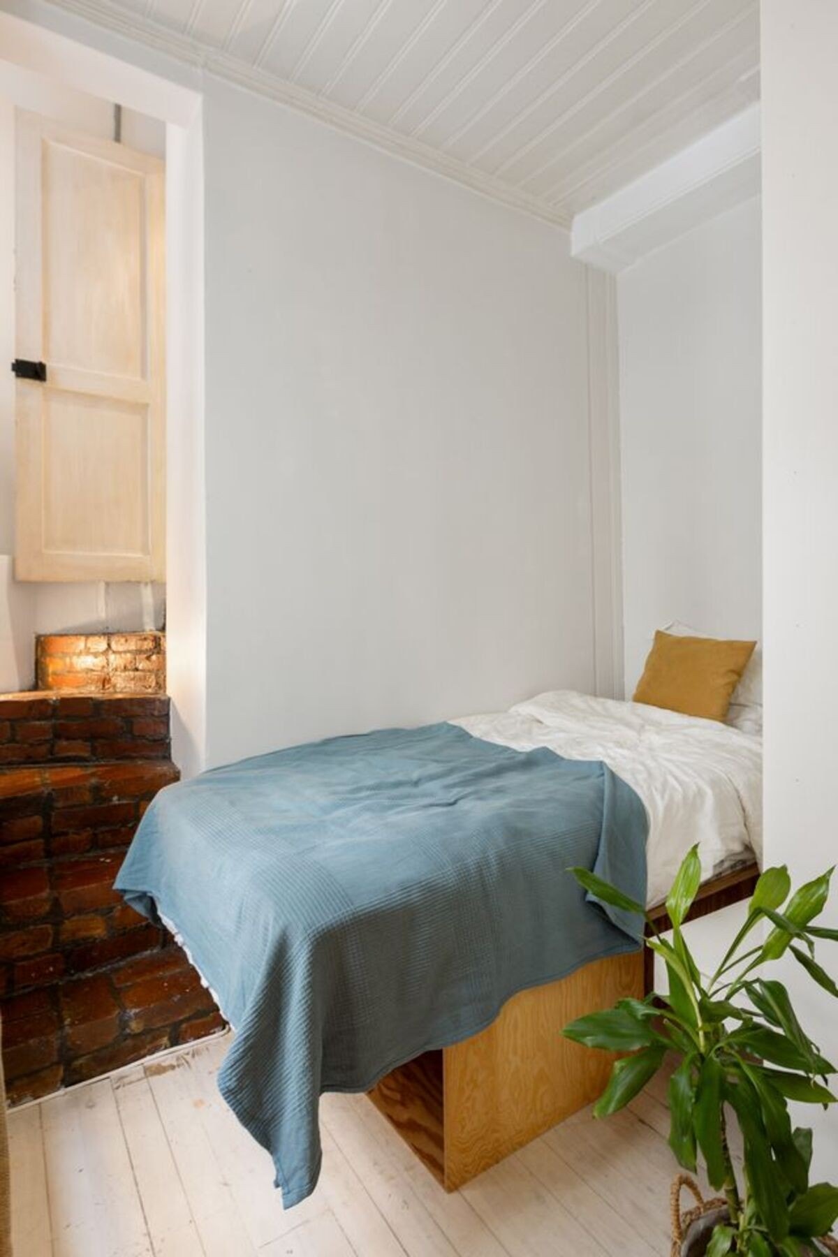 Ved kjøkkenet har du et rom med nedfellbar seng. Rommet fungerer fint som et gjesterom (med egen toalett opp trappen på venstre side i bildet). Galleribilde