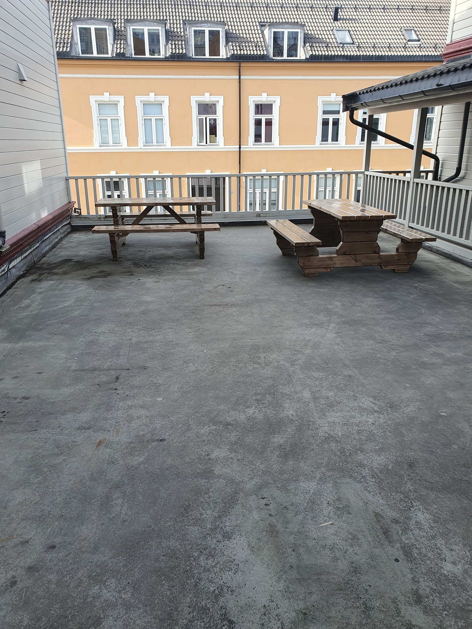 Meget stor felles terrasse mellom hus 59A og 59B Galleribilde