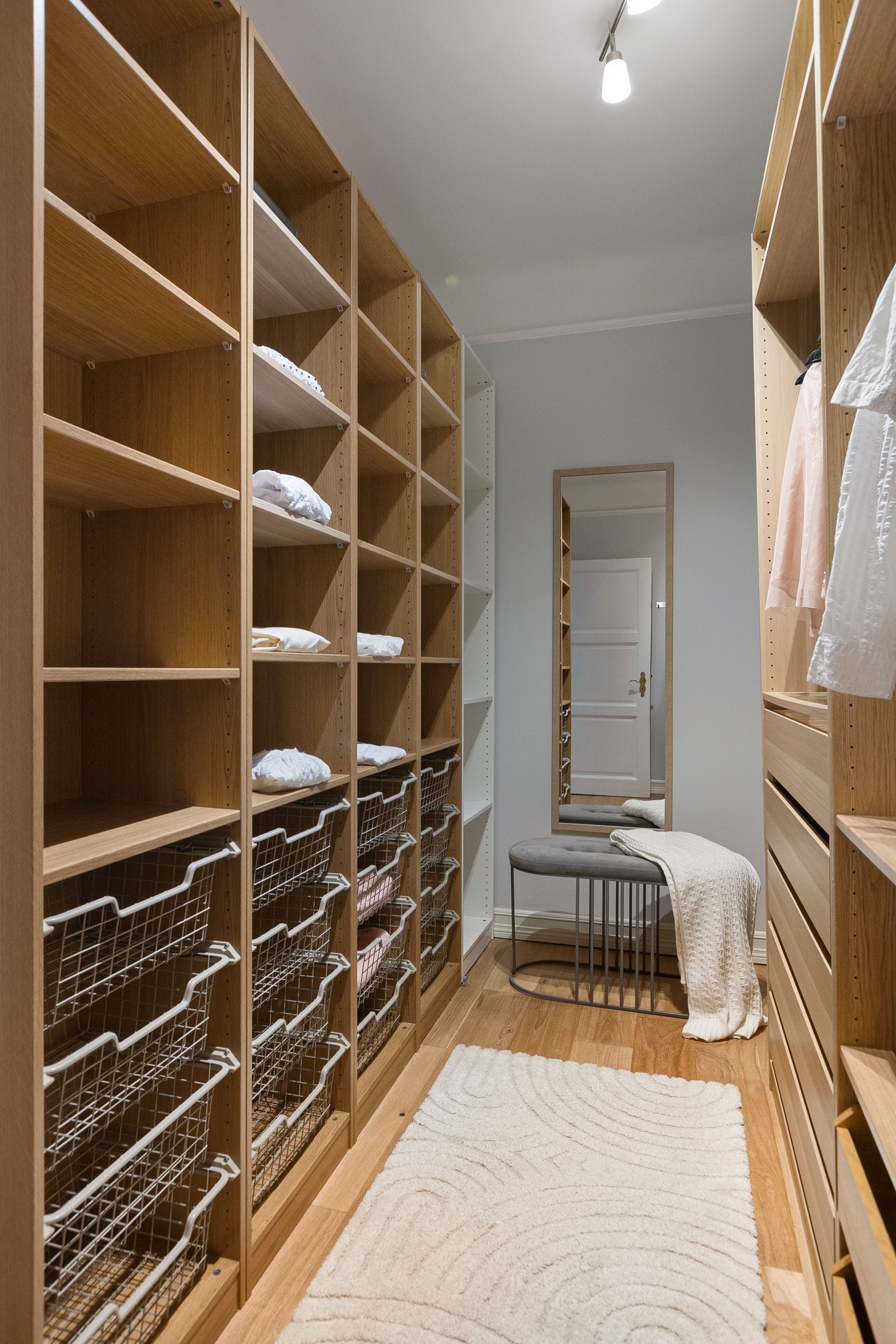 Stor, flott walk-in garderobe Galleribilde