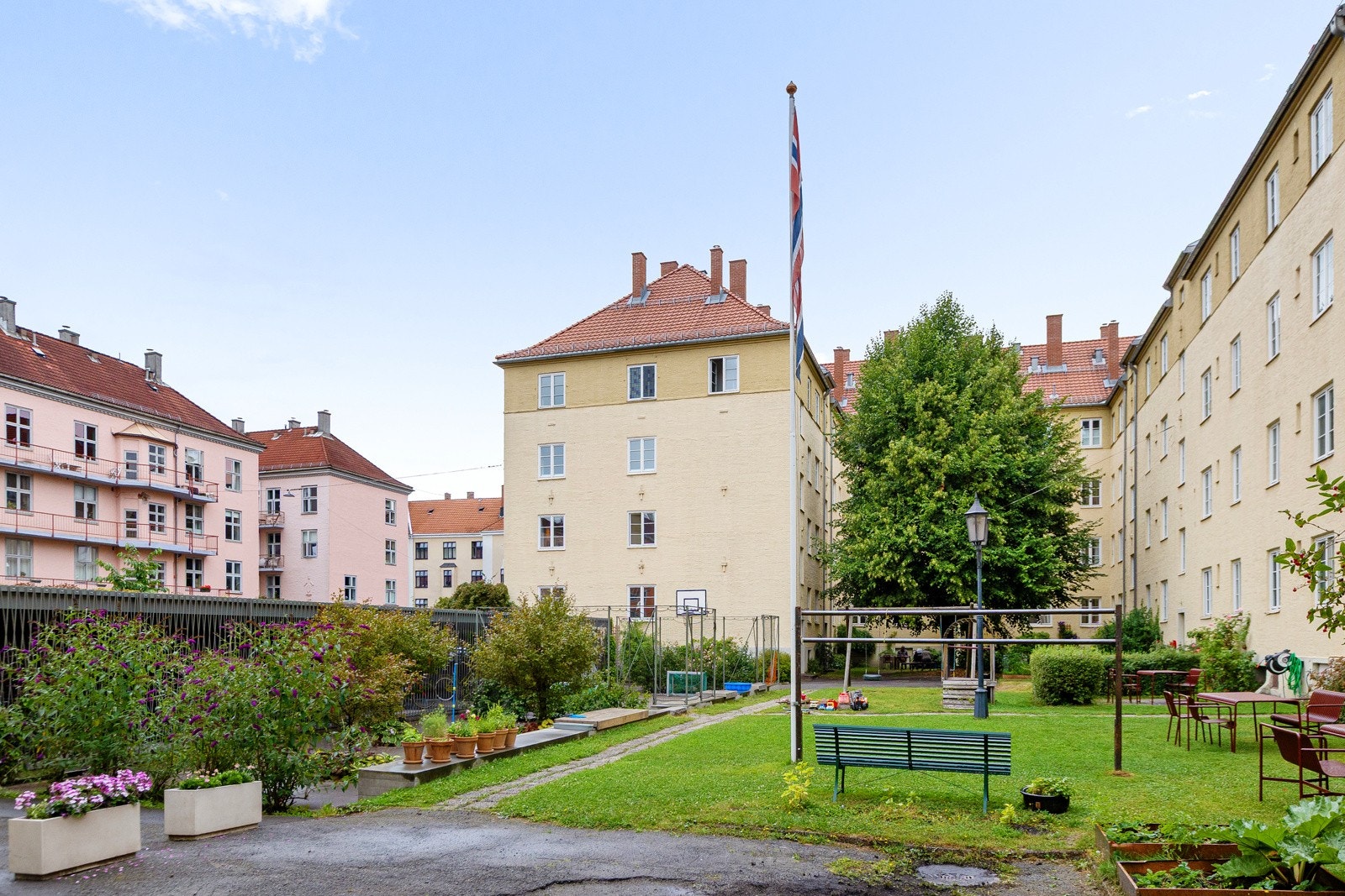 Området er nøye opparbeidet med grønne plener, frodige busker, blomstrende bed og grønnsakshage som gir liv og farge gjennom store deler av året. Galleribilde