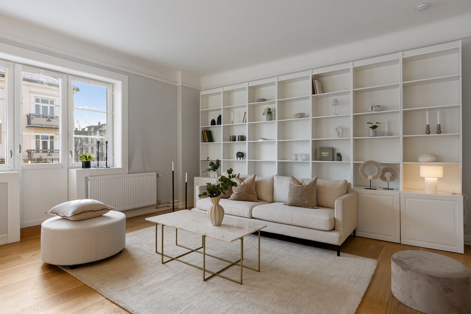 Hjertet av boligen er stue og kjøkken i åpen løsning - et sosialt og luftig rom med ed god takhøyde som gir en luftig og romslig romfølelse Galleribilde