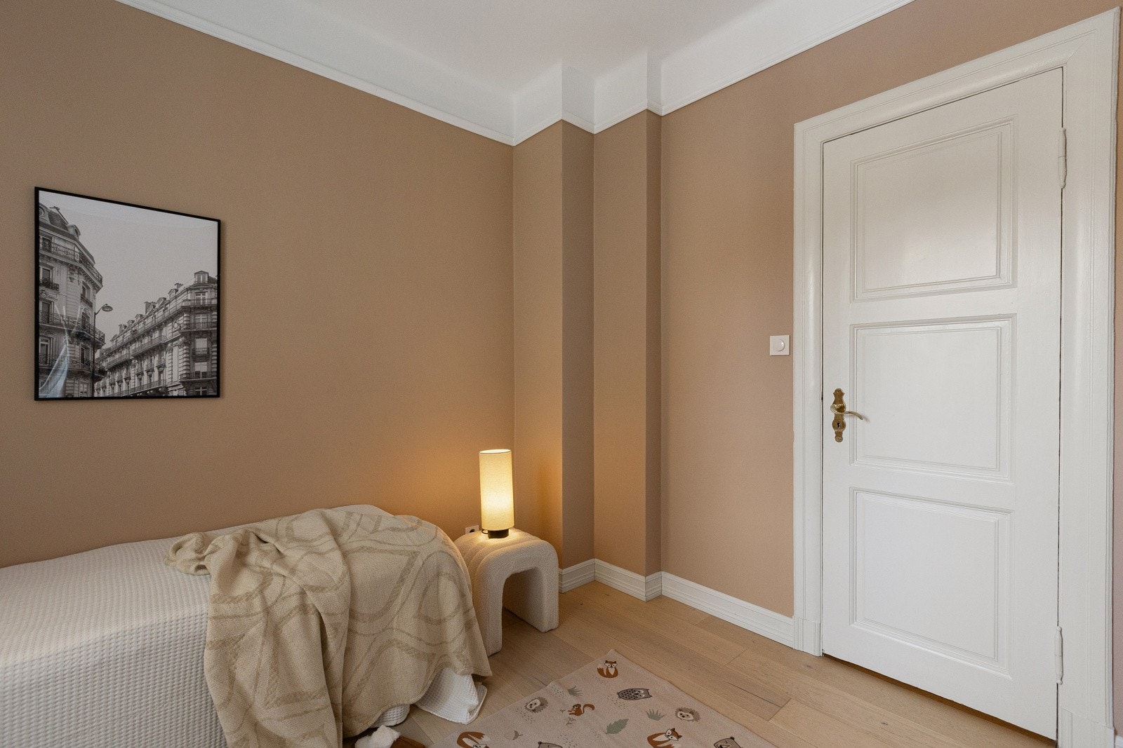 Rommet har fleksible møbleringsmuligheter og passer til både seng, skriveplass eller oppbevaring, og gir et behagelig privat rom i boligen. Galleribilde