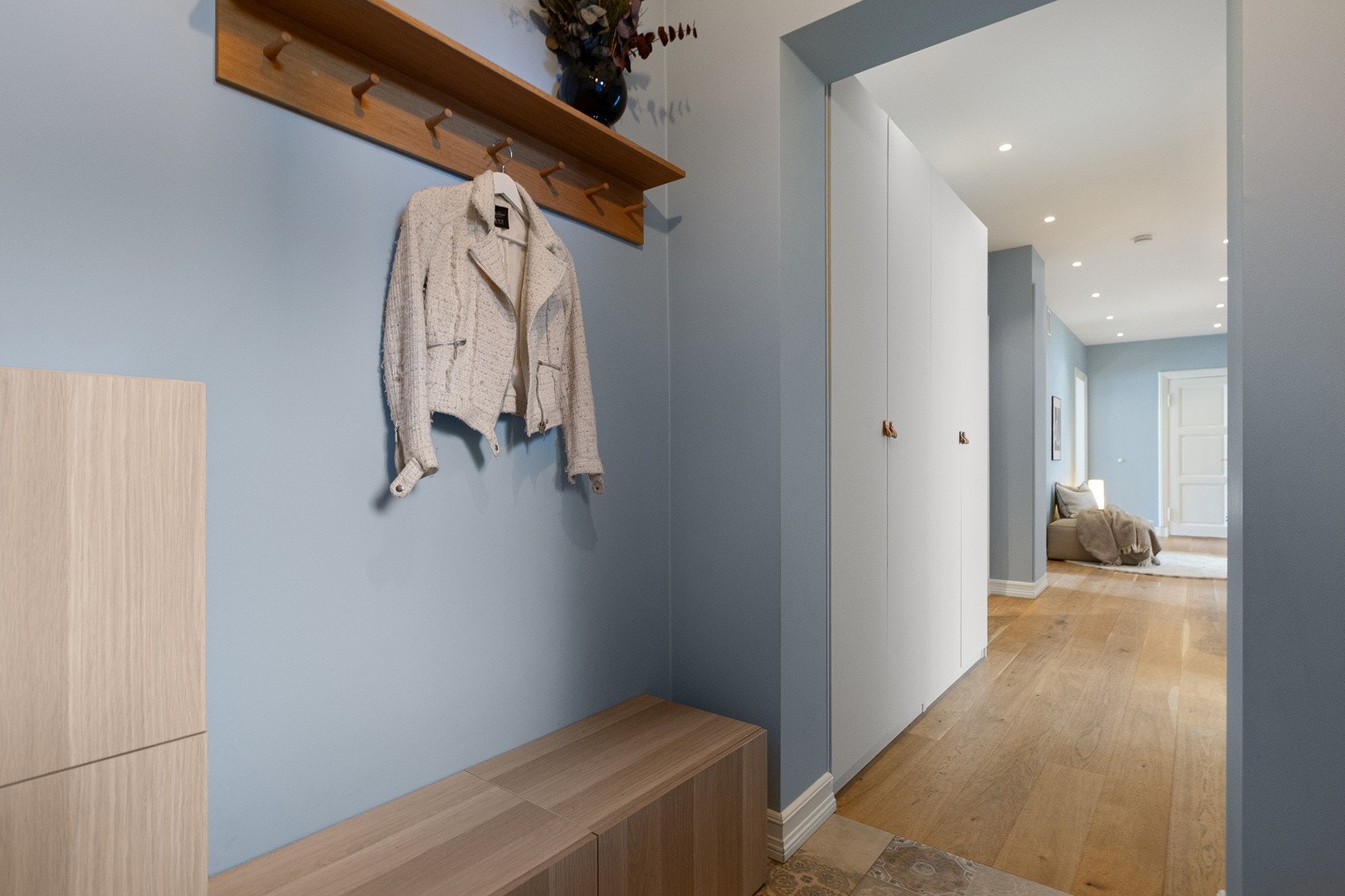 Her er det plassbygget entrémøbel for oppbevaring av klær og utstyr. Galleribilde