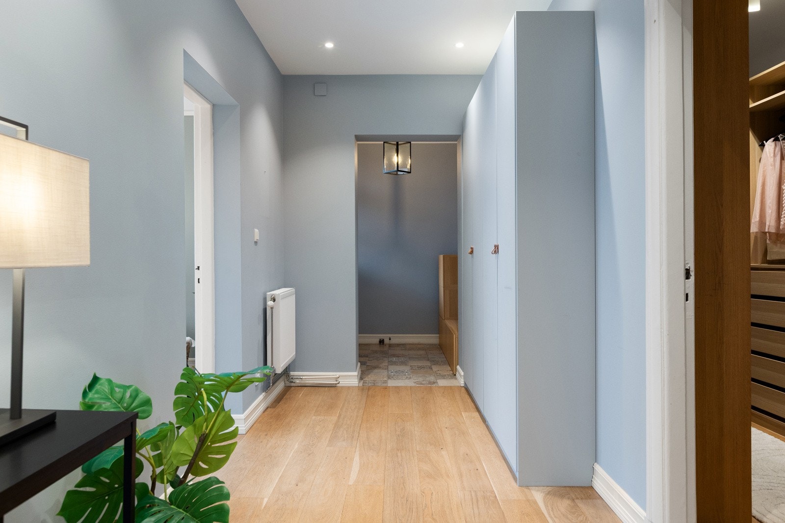 I gangen er det store garderobesskap og til høyre på bildet er walk-in garderoben. Galleribilde