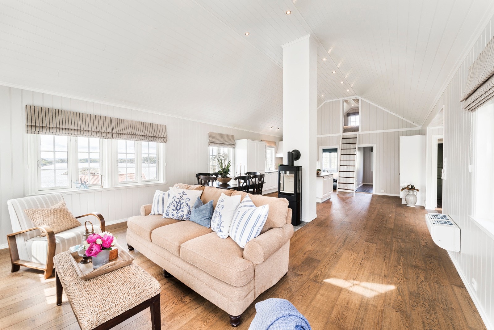 "Fjøset" går over to fulle etasjer samt en liten sovehems og er svært godt egnet til gjester. Galleribilde