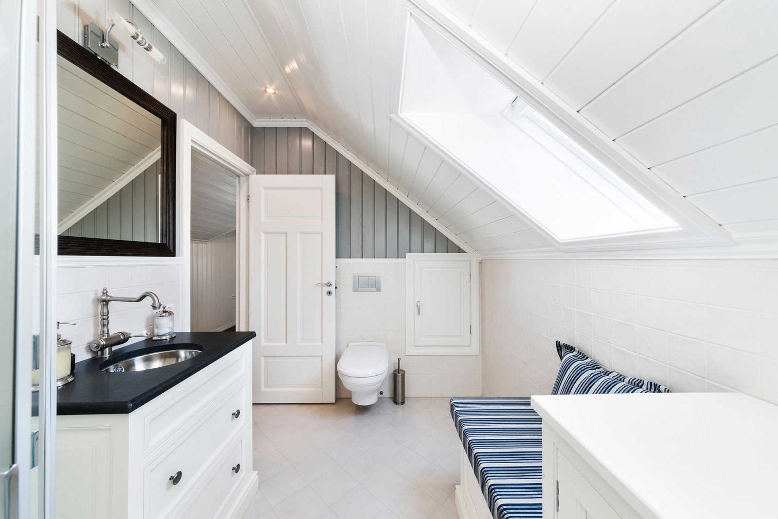 Badet har fliser på gulvet og på veggene, noe som gir et delikat og rent uttrykk. Galleribilde